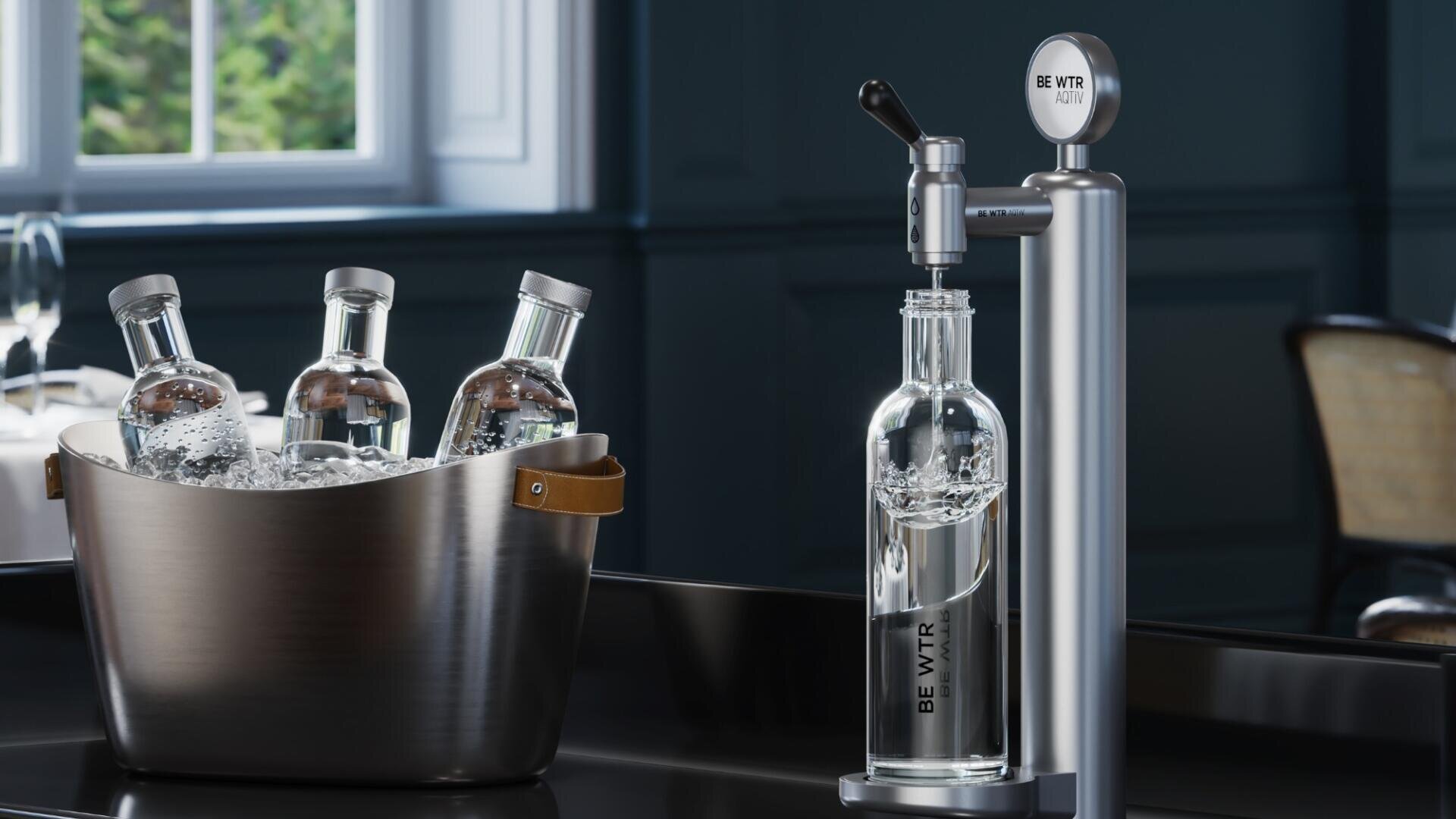 Un distributeur d'eau moderne remplissant une bouteille en verre étiquetée BE WTR se trouve à côté d'un seau à glace en métal contenant quatre bouteilles d'eau sur un comptoir élégant dans une pièce contemporaine à l'éclairage tamisé.