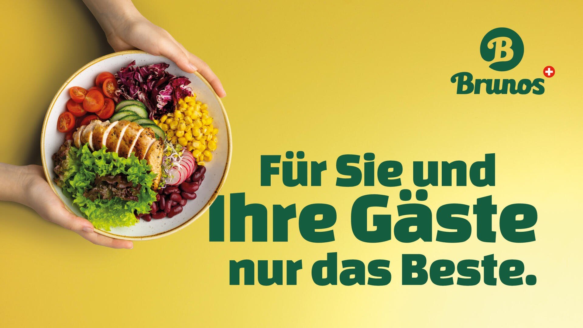 Eine Person hält eine Schüssel mit gegrilltem Hähnchen, Salat, Tomaten, Bohnen, Mais, Rotkohl und Karotten auf einem gelben Hintergrund. Der Text lautet: Brunos. Für Sie und Ihre Gäste nur das Beste.