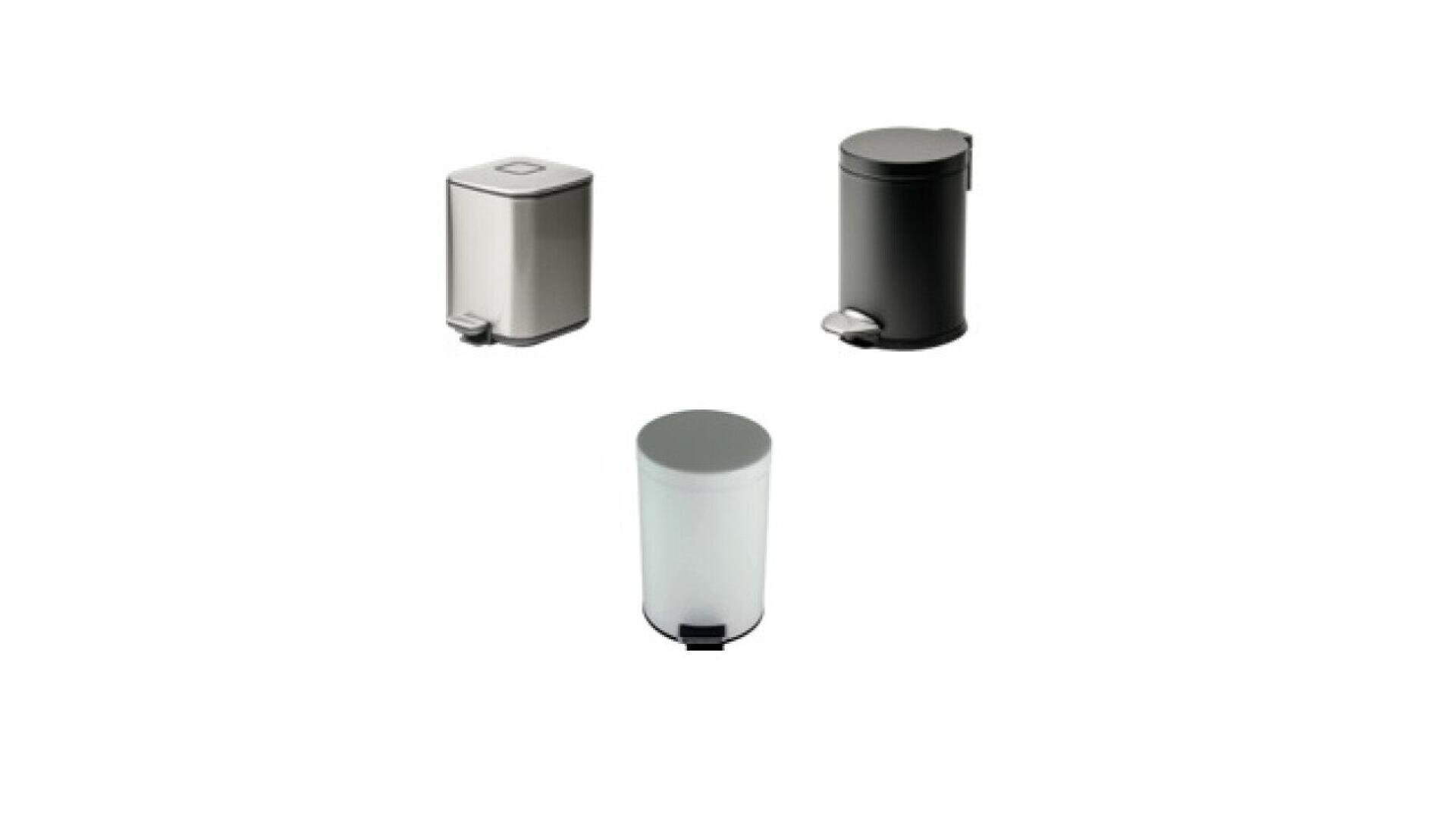 Trois petites poubelles à pédale de couleur argentée, noire et blanche sont disposées en triangle sur un fond blanc uni.