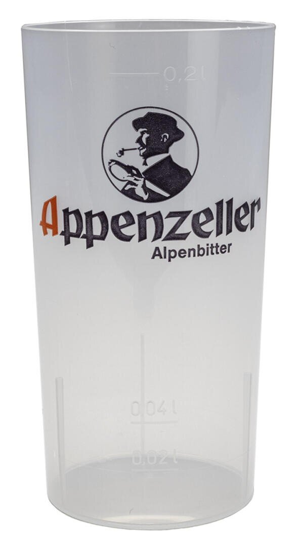 Klarer Kunststoffbecher mit dem Appenzeller Alpenbitter-Logo, das die Silhouette eines Mannes im Profil, der einen Hut trägt und Pfeife raucht, mit Messmarkierungen an der Seite zeigt.