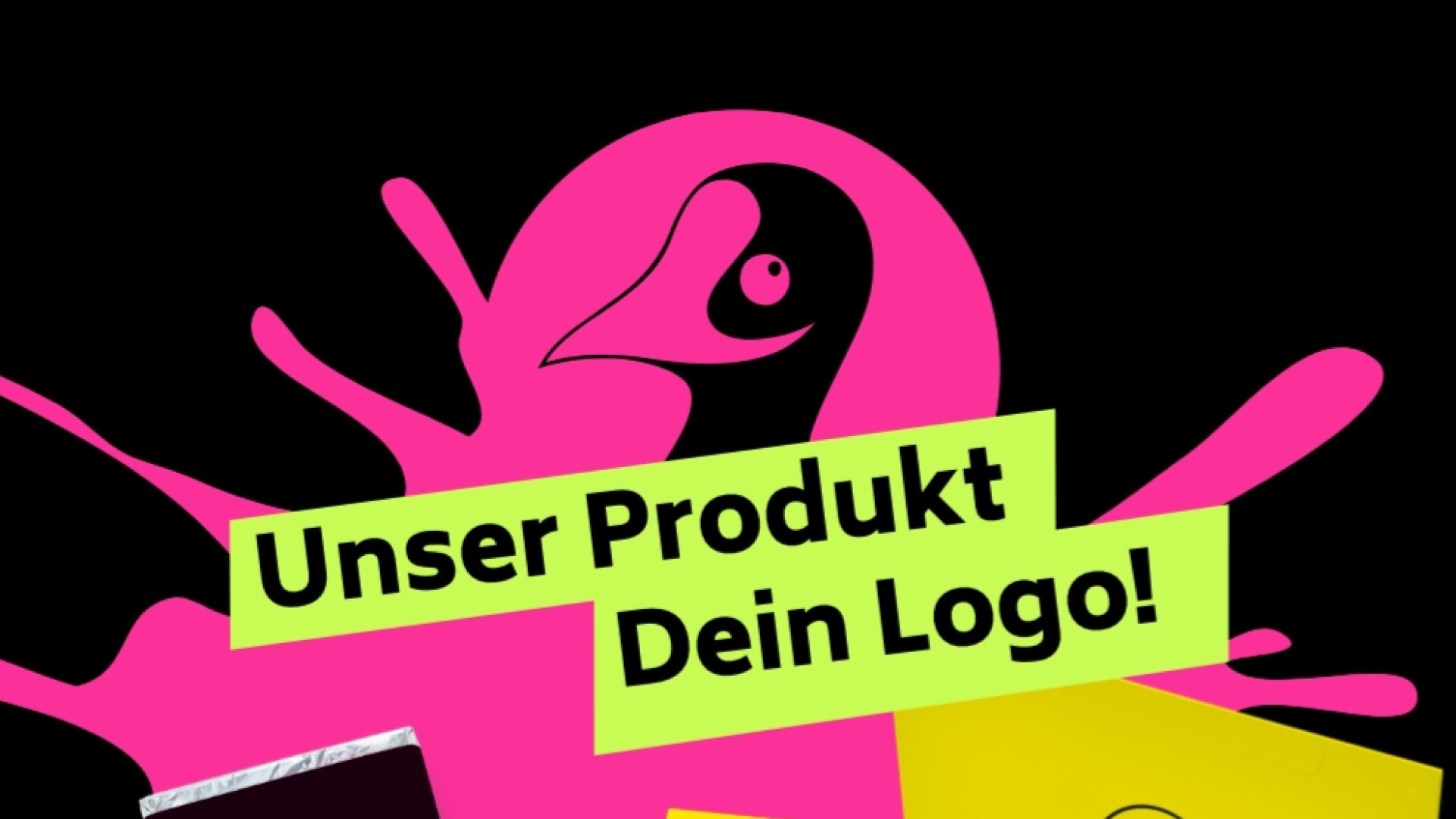 Ein rosa Farbspritzer-Hintergrund mit Schokoladenprodukten, darunter ein Riegel, eine Geschenkbox und ein Rührstab, jeweils mit einem gelben Kreis und der Aufschrift „DEIN LOGO HIER“. Der fettgedruckte Text lautet: „Unser Produkt Dein Logo!“.