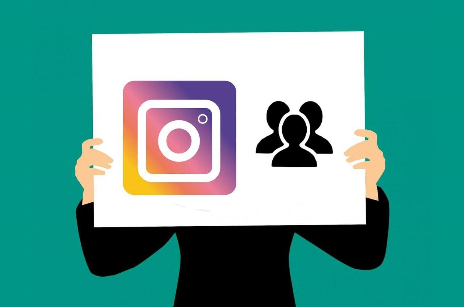 Eine Person hält ein weißes Schild mit dem Instagram-Logo und einem Symbol von drei Personen, das auf soziale Medien oder Gruppeninteraktion hinweist, vor einem blaugrünen Hintergrund.