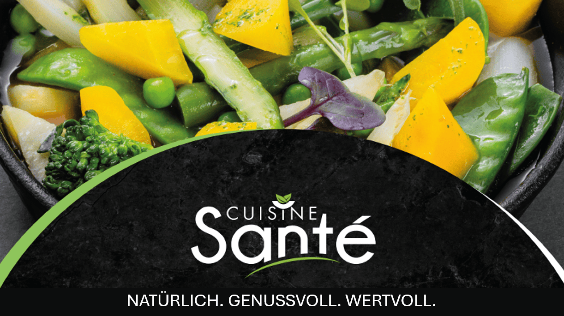 Eine Nahaufnahme einer Schüssel mit buntem, frischem Gemüse, darunter gelber Kürbis, grüne Bohnen, Erbsen und Brokkoli, mit dem Text Cuisine Santé und Natürlich. Genussvoll. Wertvoll. am unteren Rand.