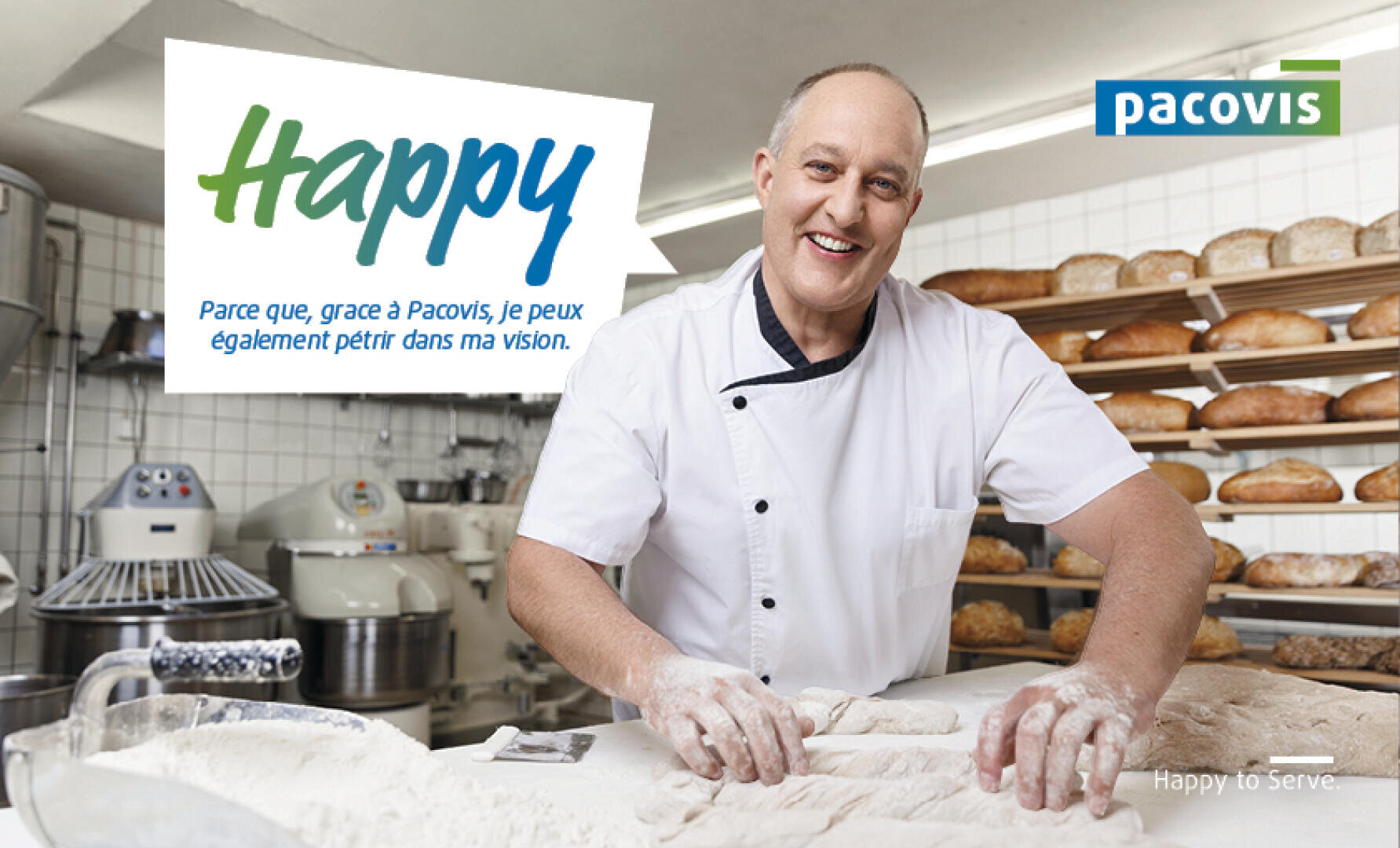 Un boulanger souriant en uniforme blanc façonne la pâte sur un comptoir enfariné dans une boulangerie, entouré de pains. Le texte sur l'image indique "Happy" et comprend des phrases en français et en anglais sur le fait d'être heureux de servir.
