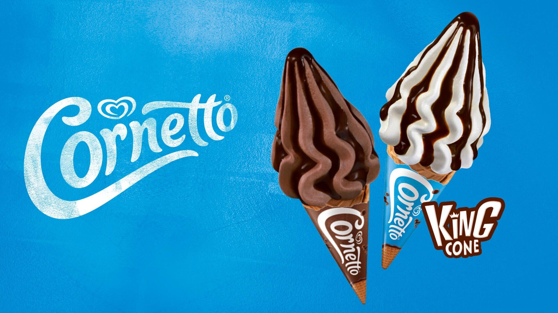 Deux glaces Cornetto King Cone enrobées de chocolat et de vanille dans des cornets gaufrés, sur un fond bleu vif avec les logos de Cornetto et King Cone.