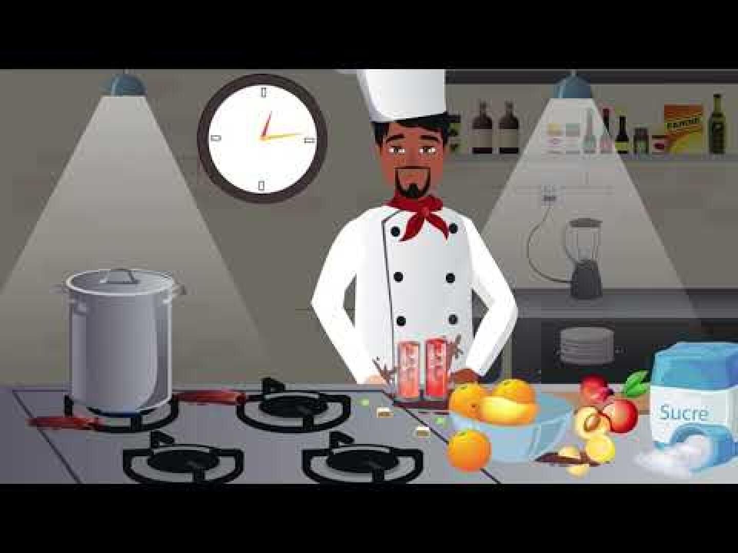 Un chef en uniforme et chapeau blancs se tient dans une cuisine avec une cuisinière, une grande casserole, des fruits, du sucre et des couteaux sur le comptoir. Il y a une horloge sur le mur et des étagères avec des bocaux et des bouteilles à l'arrière-plan.