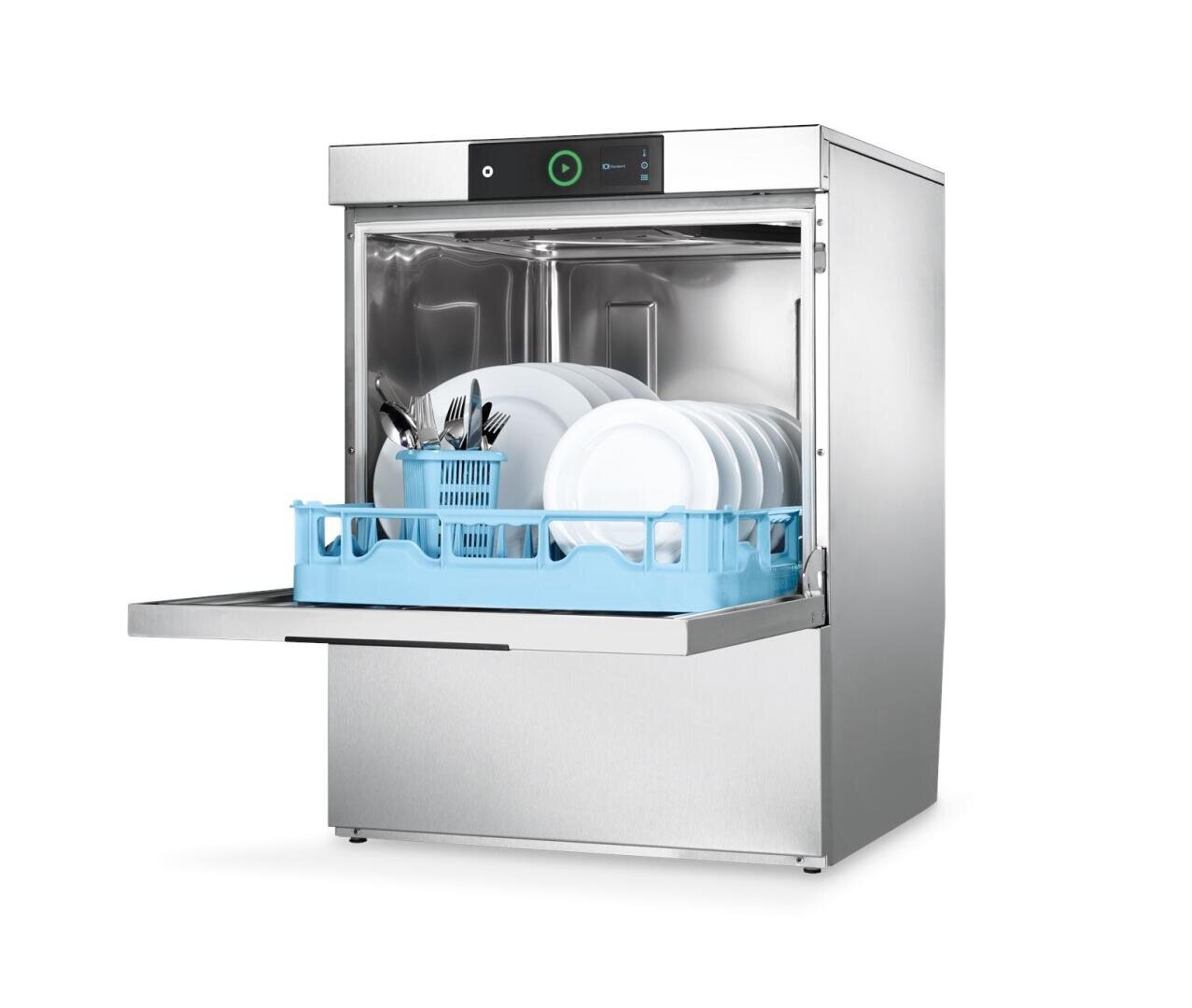 Ein handelsüblicher Geschirrspüler mit offener Tür, der einen Korb voller sauberer weißer Teller und Silberbesteck in einem blauen Besteckkorb im Inneren des Edelstahls zeigt.