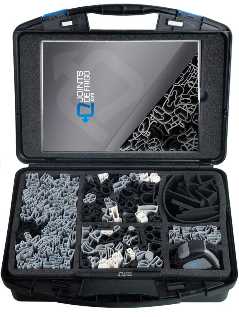 Une mallette de transport noire avec des compartiments organisés contenant divers échantillons de joints en plastique gris. Le couvercle de la mallette affiche un graphique avec le texte Joints de Cargo et des images stylisées de joints.