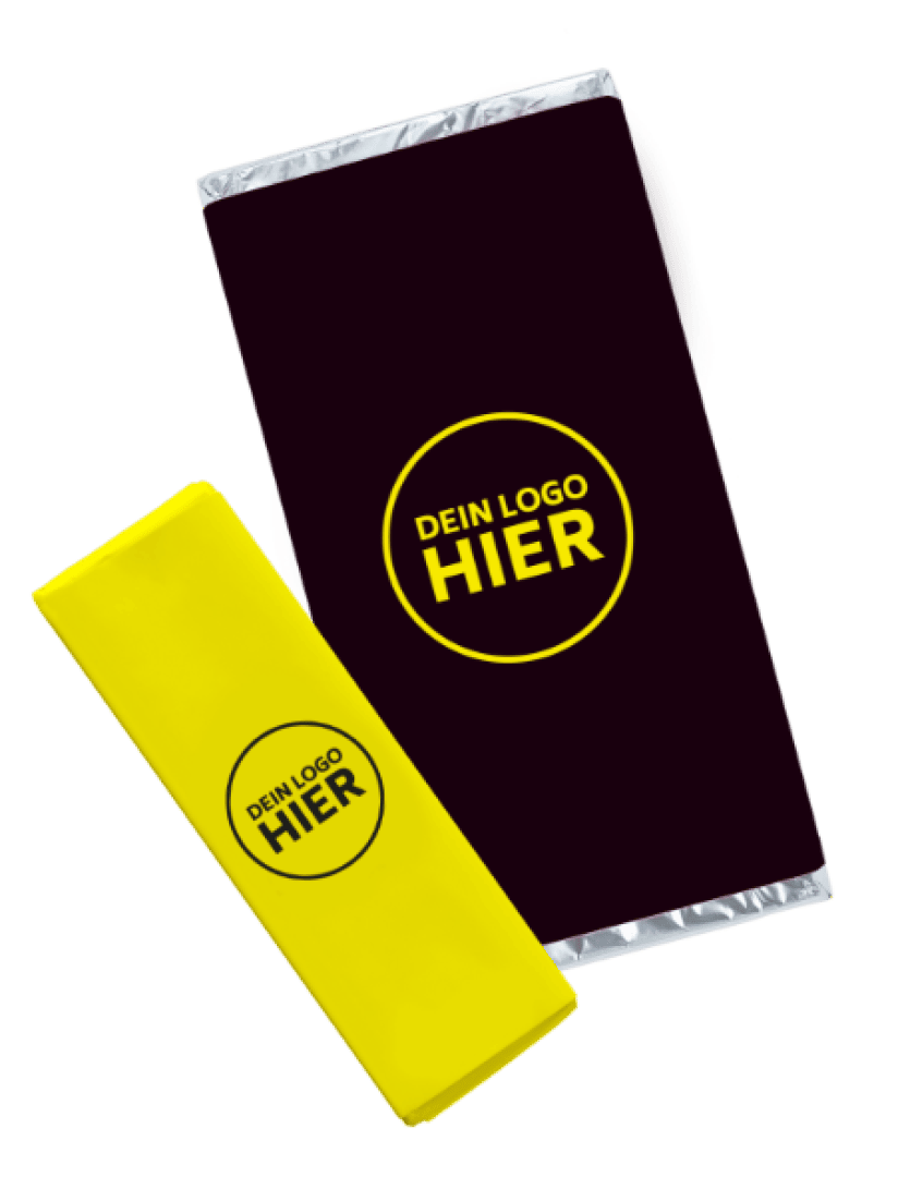 Ein Schokoriegel in einer dunkelbraunen Verpackung und einer gelben Hülle, beide mit der Aufschrift „DEIN LOGO HIER“ in einem schwarzen Kreis mit gelbem Text, was auf eine anpassbare Markenbildung hindeutet.
