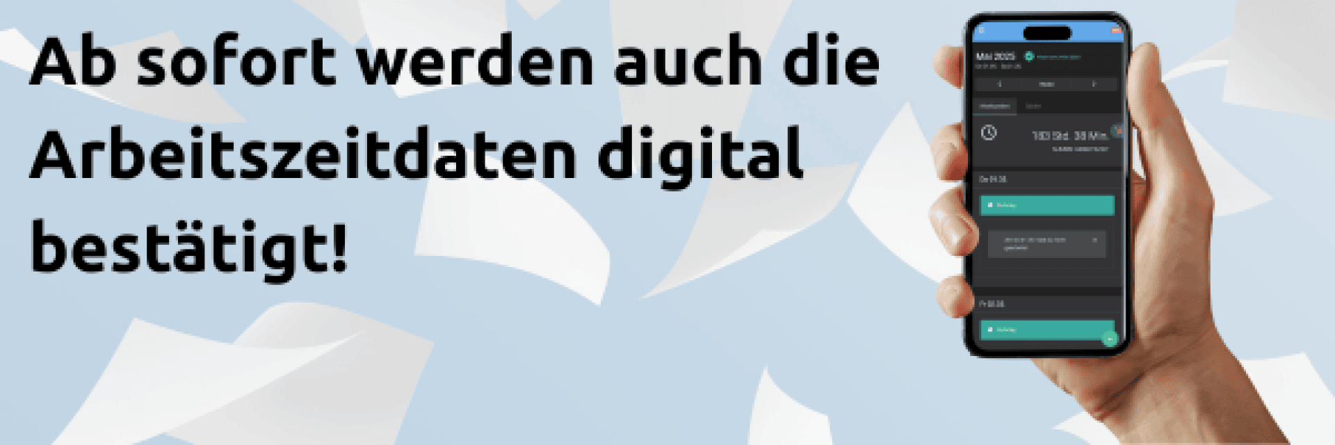 Eine Hand hält ein Smartphone, auf dem eine App zur digitalen Zeiterfassung angezeigt wird. Der deutsche Text lautet: Ab sofort werden auch die Arbeitszeitdaten digital bestätigt! Im Hintergrund schweben Papiere.
