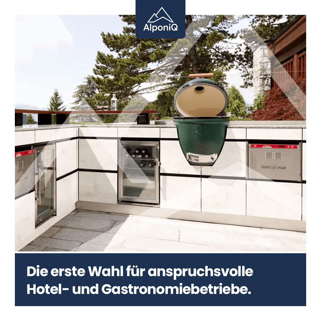 Auf einer von Bäumen umgebenen Terrasse ist eine Außenküche mit modernen Geräten, einem Keramikgrill und Arbeitsflächen aus Marmor abgebildet. Der Text lautet: Die erste Wahl für anspruchsvolle Hotel- und Gastronomiebetriebe.