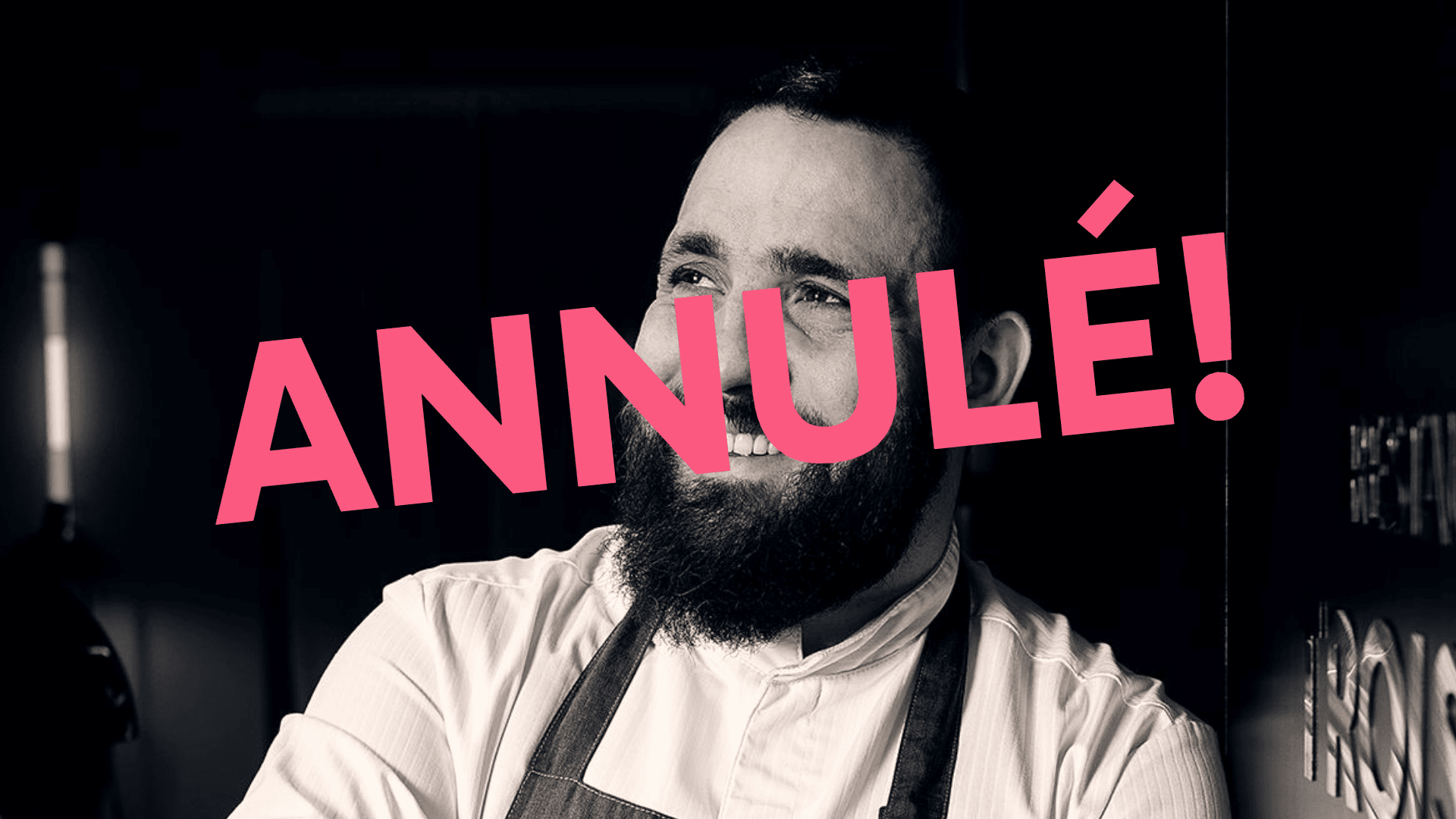 Un homme en uniforme de chef sourit en croisant les bras. Le mot "ANNULÉ !" en grandes lettres roses est superposé à l'image.