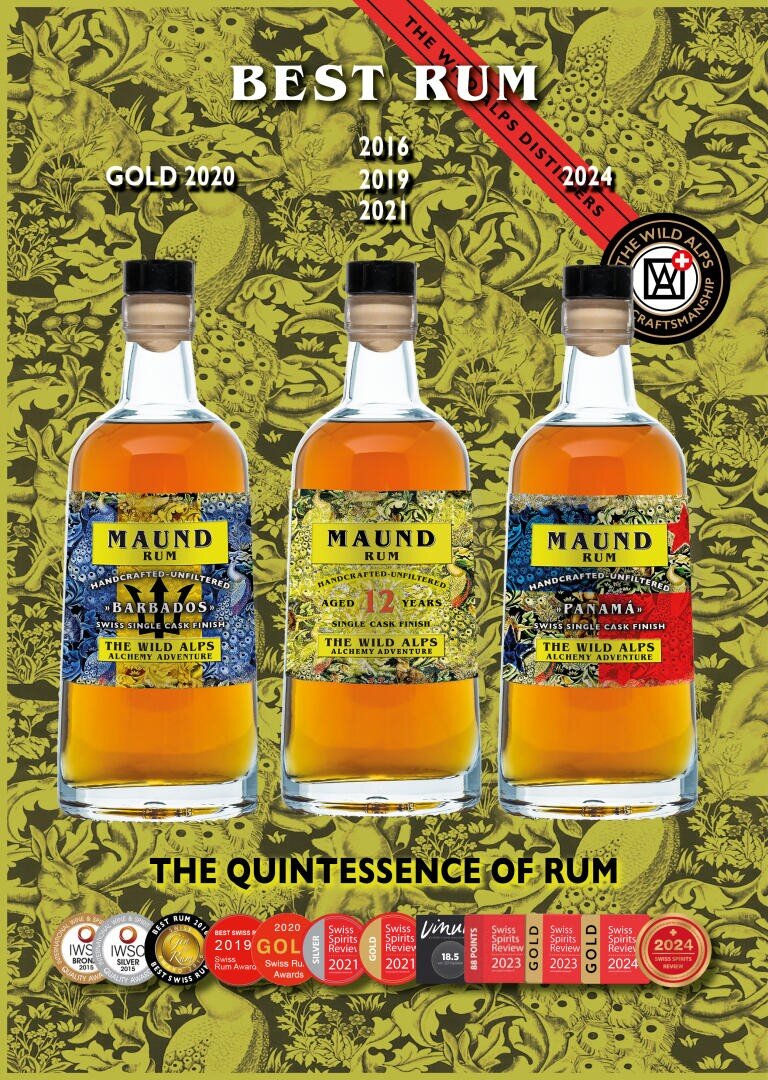 Trois bouteilles de rhum Maund portant des étiquettes colorées se détachent sur un fond floral vert. Le texte met en évidence plusieurs prix, dont celui du meilleur rhum, et les médailles d'or de 2020 à 2024, avec des logos et des icônes de prix au bas de la page.