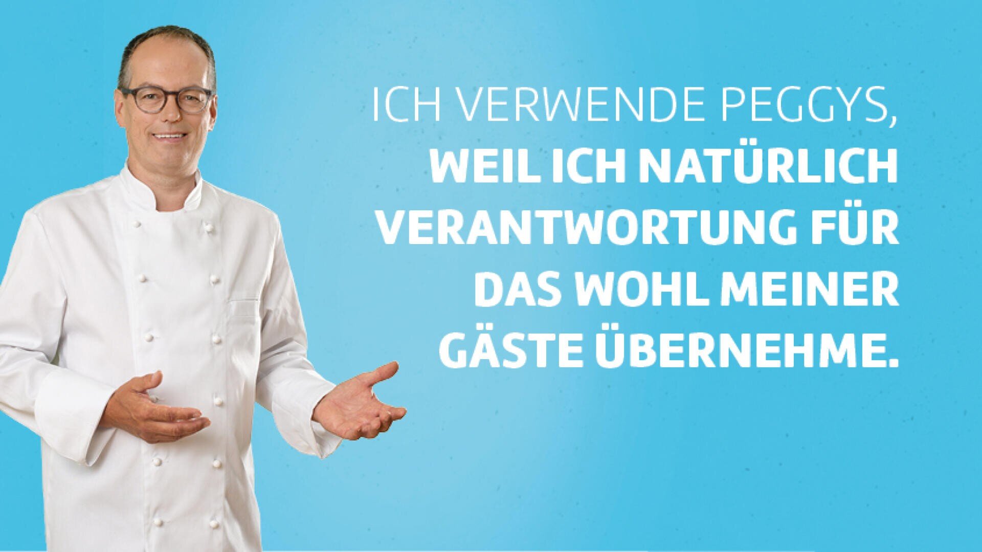 Ein lächelnder Koch in weißer Uniform steht vor einem blauen Hintergrund, daneben ein deutscher Text über die Verwendung von Peggys und die Verantwortung für das Wohlbefinden der Gäste.