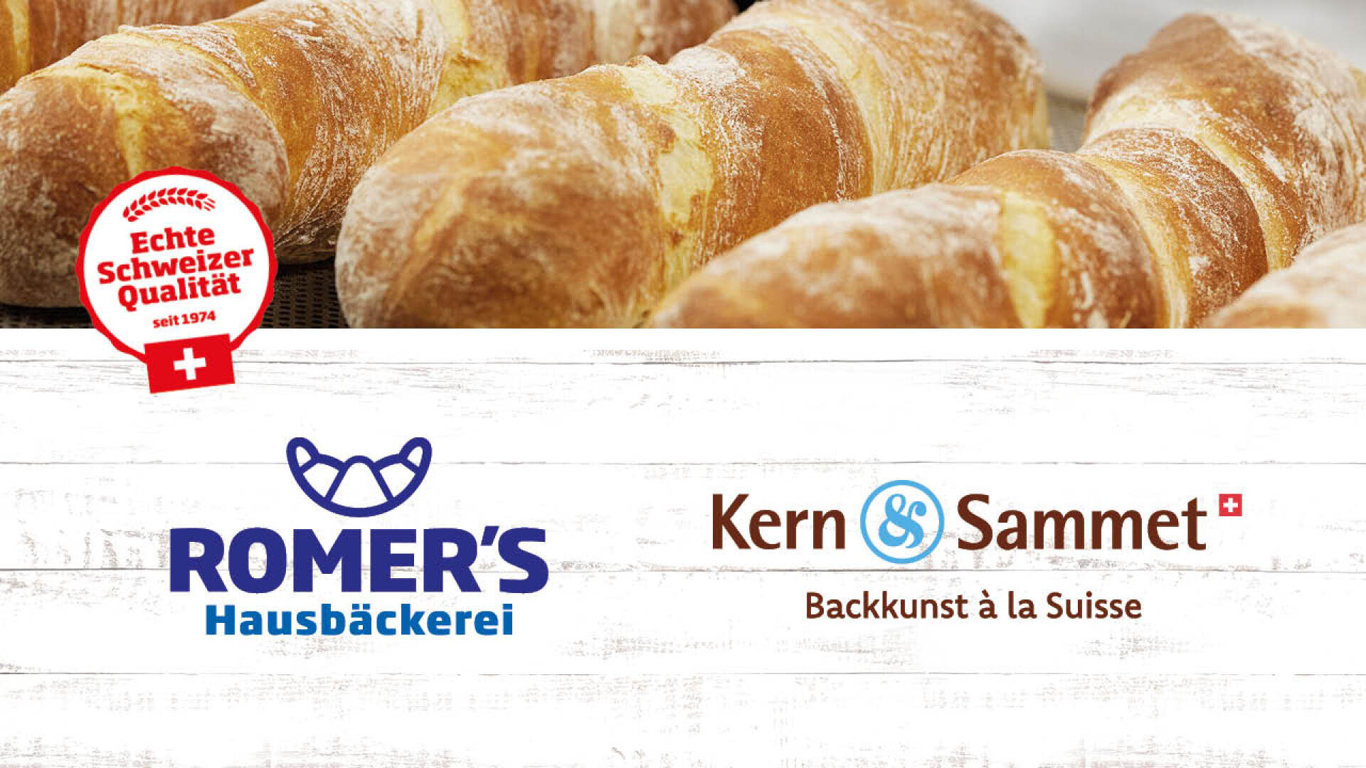 Nahaufnahme von frischen, goldbraunen Baguettes über den Logos von Romers Hausbäckerei und Kern & Sammet, mit einem Schweizer Qualitätssiegel und dem Text Backkunst à la Suisse auf weißem Holzgrund.