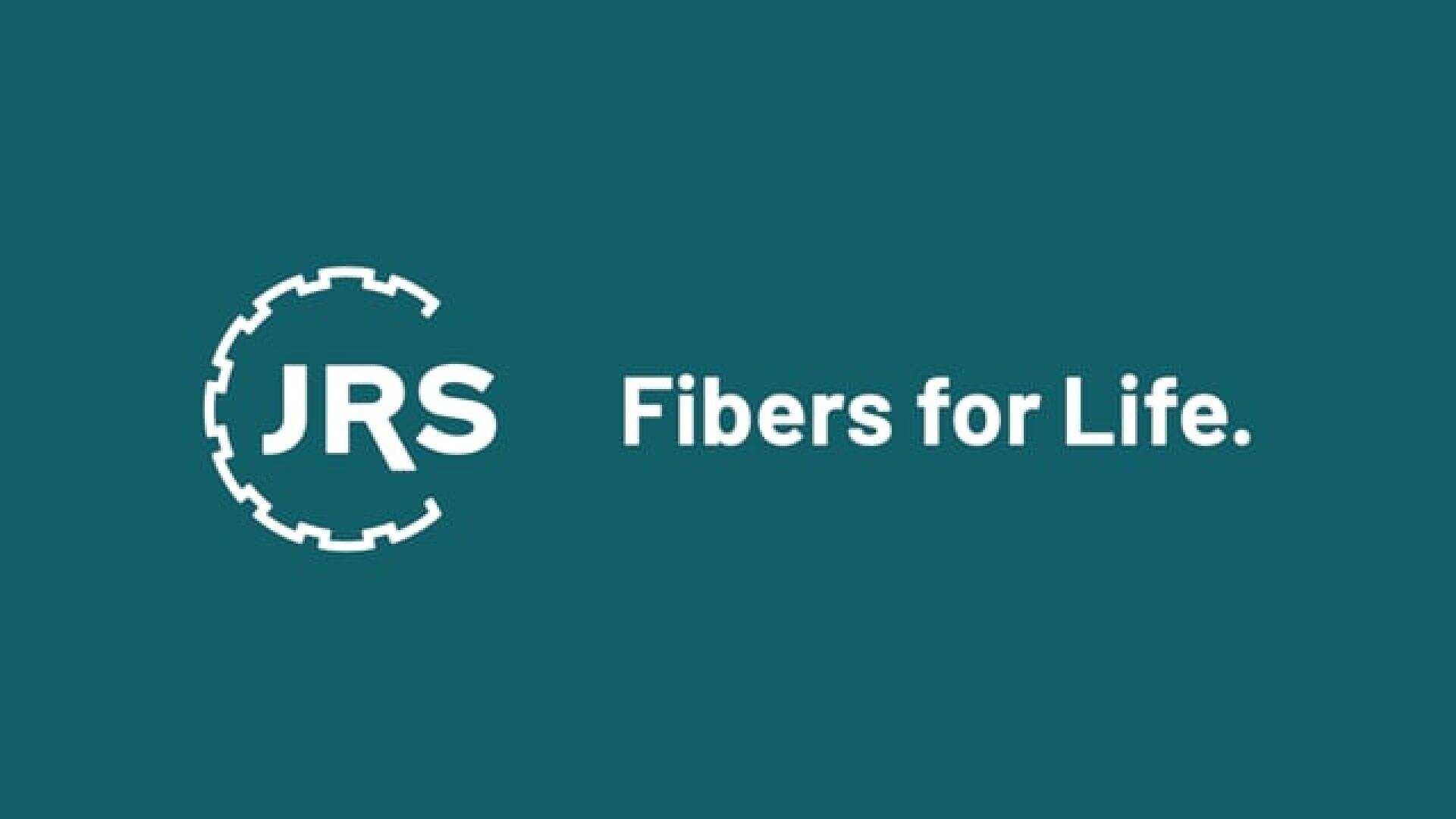 Logo mit JRS innerhalb eines kreisförmigen, zahnradähnlichen Umrisses auf der linken Seite und dem Text Fibers for Life. in Weiß auf einem blaugrünen Hintergrund.