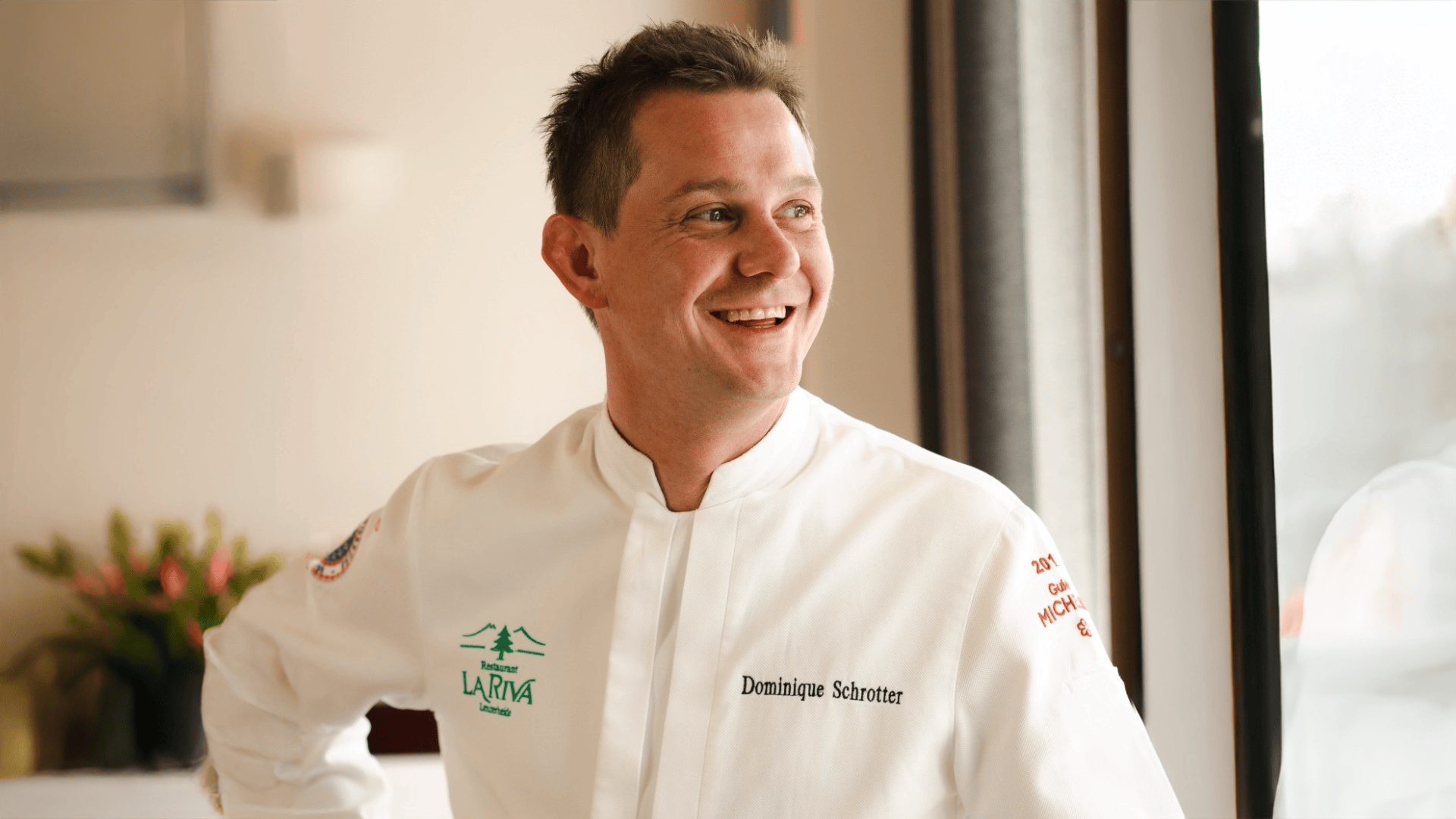 Ein Mann mit einem weißen Hemd.