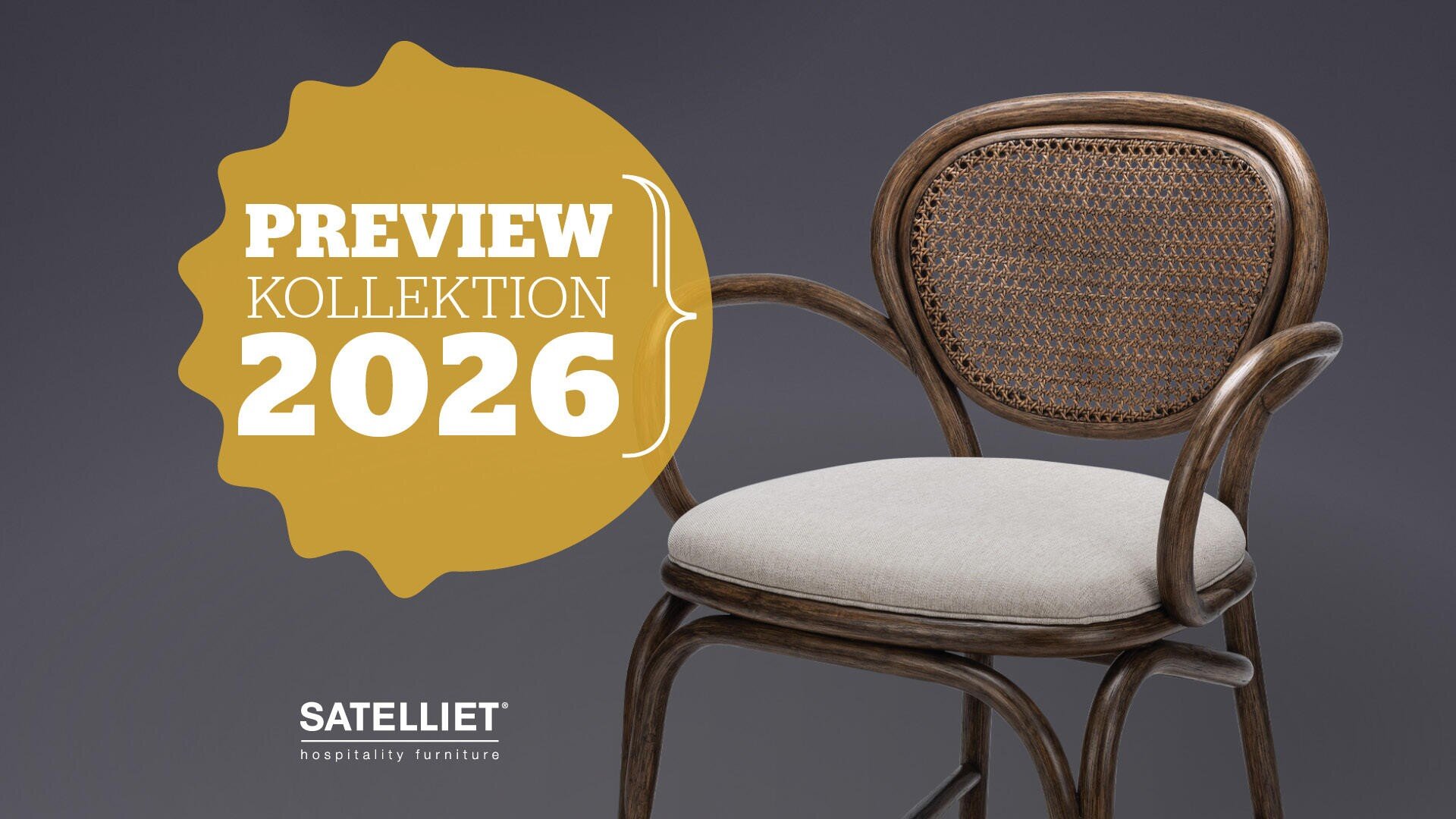 Une chaise en bois au dossier tressé et à l'assise légèrement rembourrée est posée à côté d'une plaque jaune portant l'inscription PREVIEW COLLECTION 2026. Le logo du mobilier gastronomique SATELLIET se trouve en bas à gauche.