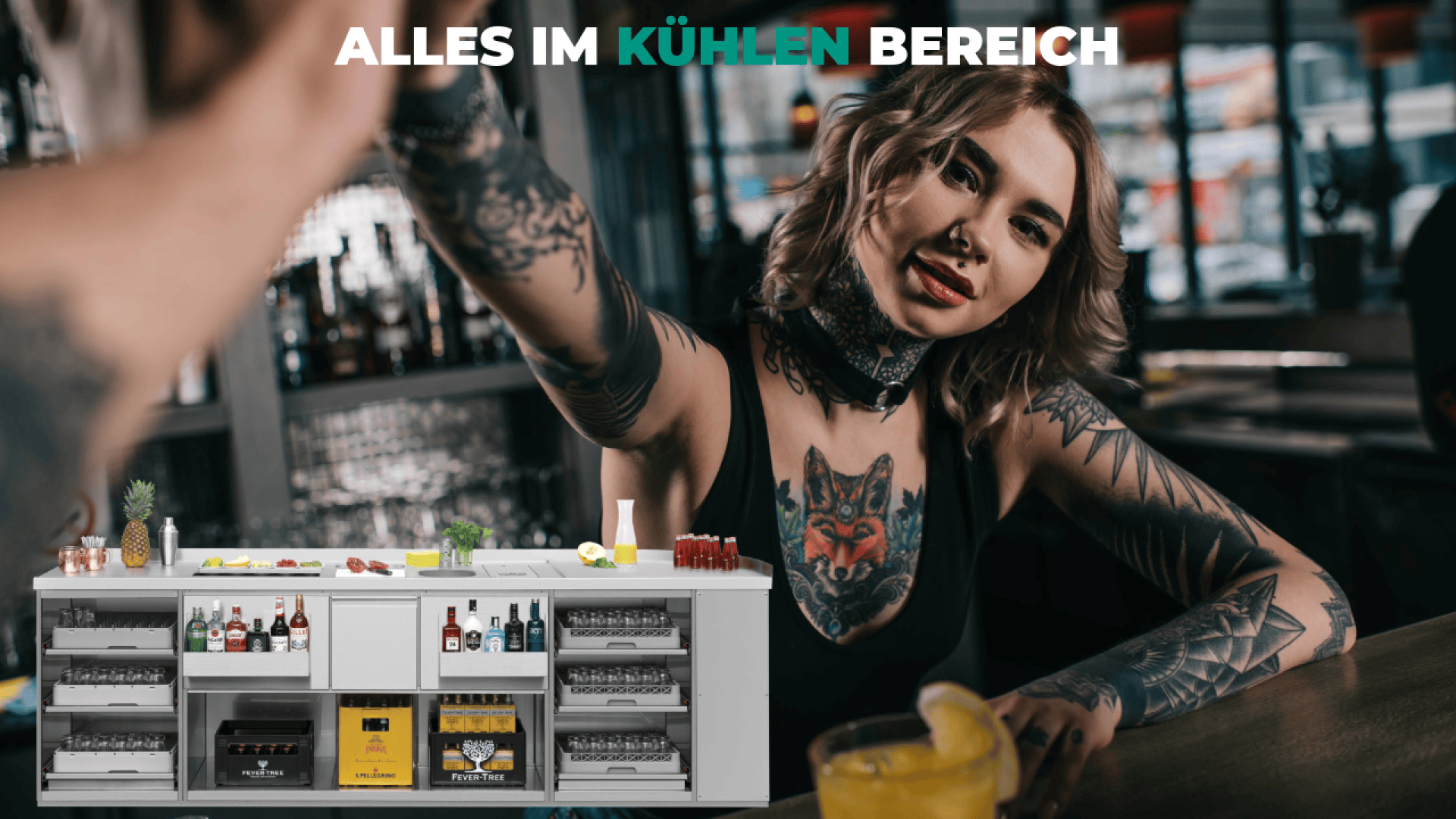 Eine tätowierte Barkeeperin mit Nasenring und kurzen Haaren beugt sich vor und lächelt, während sie ein Getränk zubereitet. Der Text darüber lautet ALLES IM KÜHLEN BEREICH. Unten ist eine gekühlte Theke mit Getränken zu sehen.