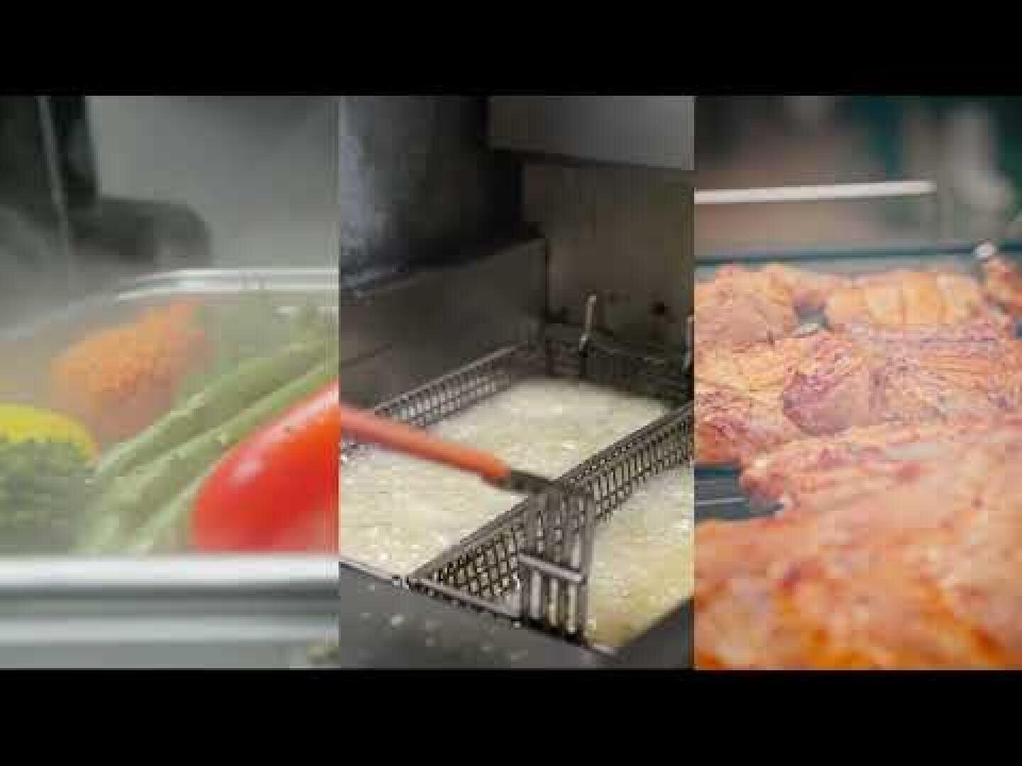 Teilbild mit drei Szenen: gedünstetes Gemüse in einem Tablett (links), Pommes frites, die in Öl frittiert werden (Mitte), und gegrillte oder gebratene Fleischstücke auf einem Tablett (rechts).