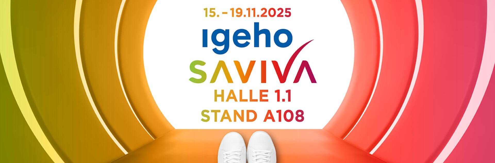 Ein Paar weiße Schuhe steht auf einem gelb-orangenen Boden vor einem bunten, geschwungenen Tunnel mit Text: 15.-19.11.2025, Igeho, Saviva, Halle 1.1, Stand A108, am Ende des Tunnels.