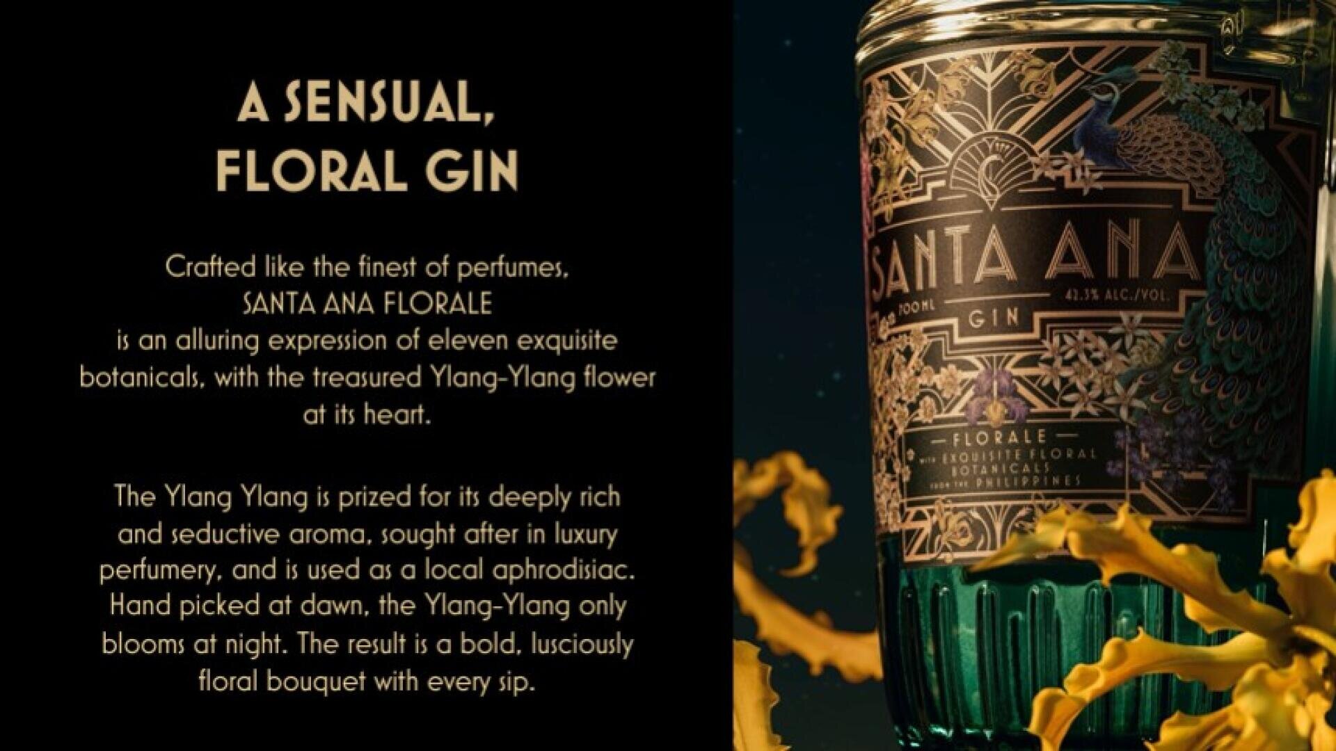 Une bouteille de Santa Ana Florale Gin avec une étiquette ornementée est représentée sur un fond sombre, entourée de pétales jaunes tourbillonnants. Le texte à côté de la bouteille décrit les caractéristiques florales et luxueuses du gin.