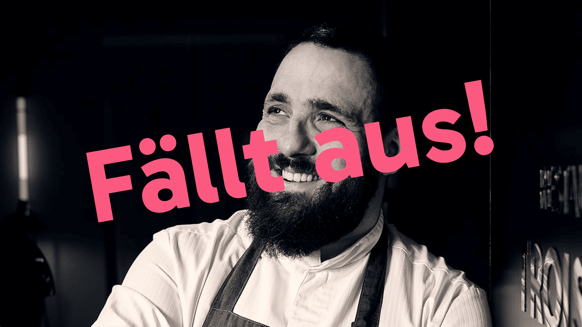 Ein bärtiger Mann in einer Kochuniform lächelt, über dem Bild steht in fetter rosafarbener Schrift die deutsche Aufschrift Fällt aus!.