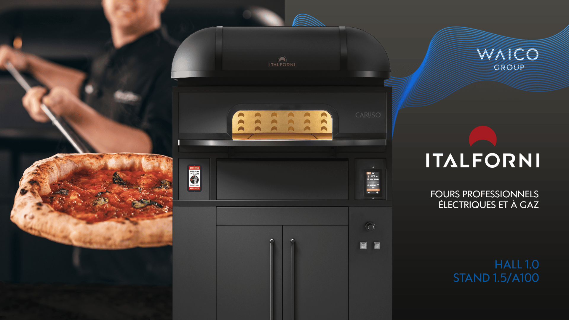 Un four à pizza professionnel Italforni est présenté au centre, avec un chef tenant une pizza fraîchement cuite à gauche. L'arrière-plan comprend le logo du groupe WAICO et les détails de l'événement en français.