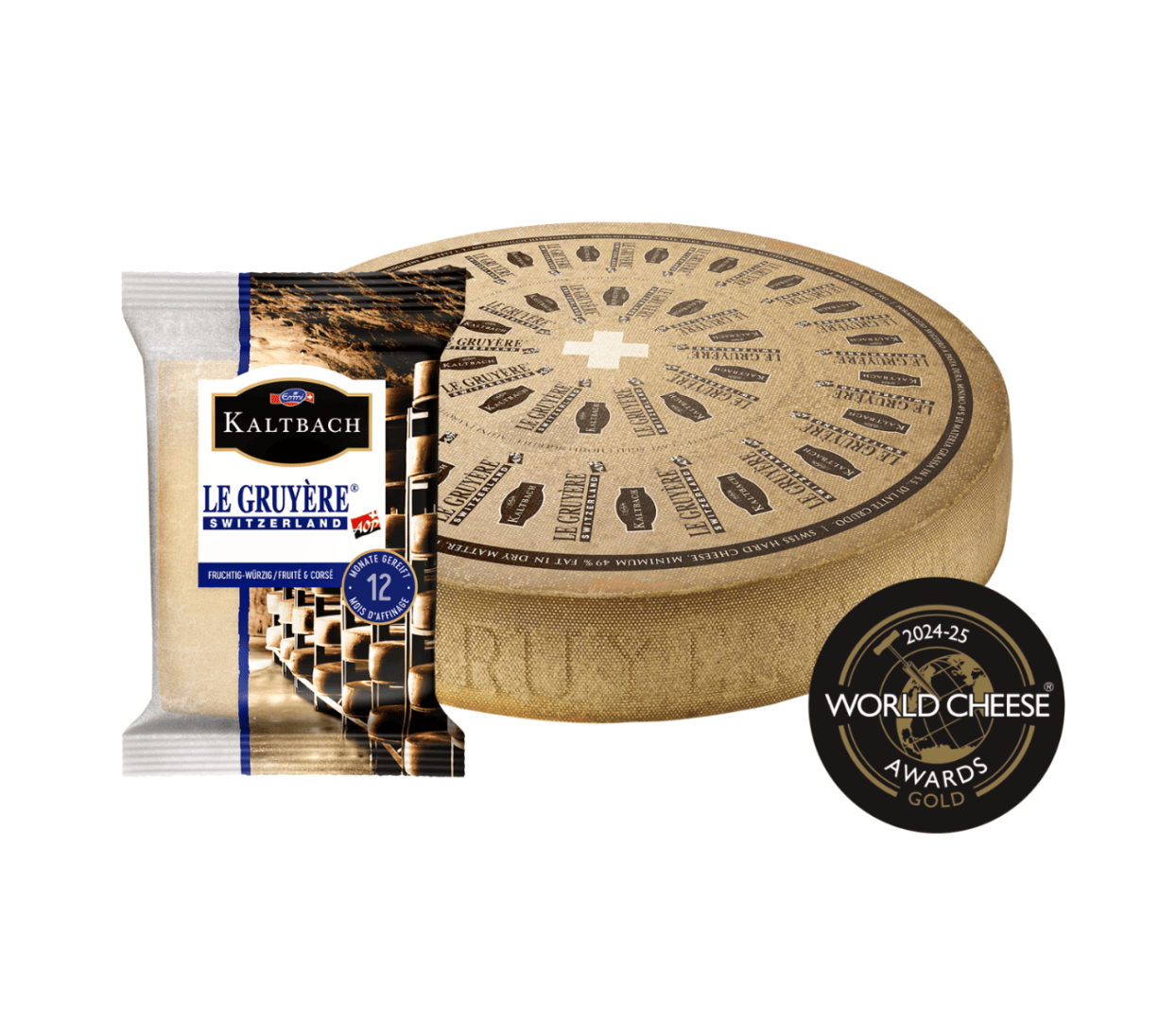 Ein runder Laib Kaltbach Le Gruyère-Käse, ein verpacktes Stück desselben Käses und eine goldene Anstecknadel der World Cheese Awards 2024-25 werden auf einem weißen Hintergrund präsentiert.