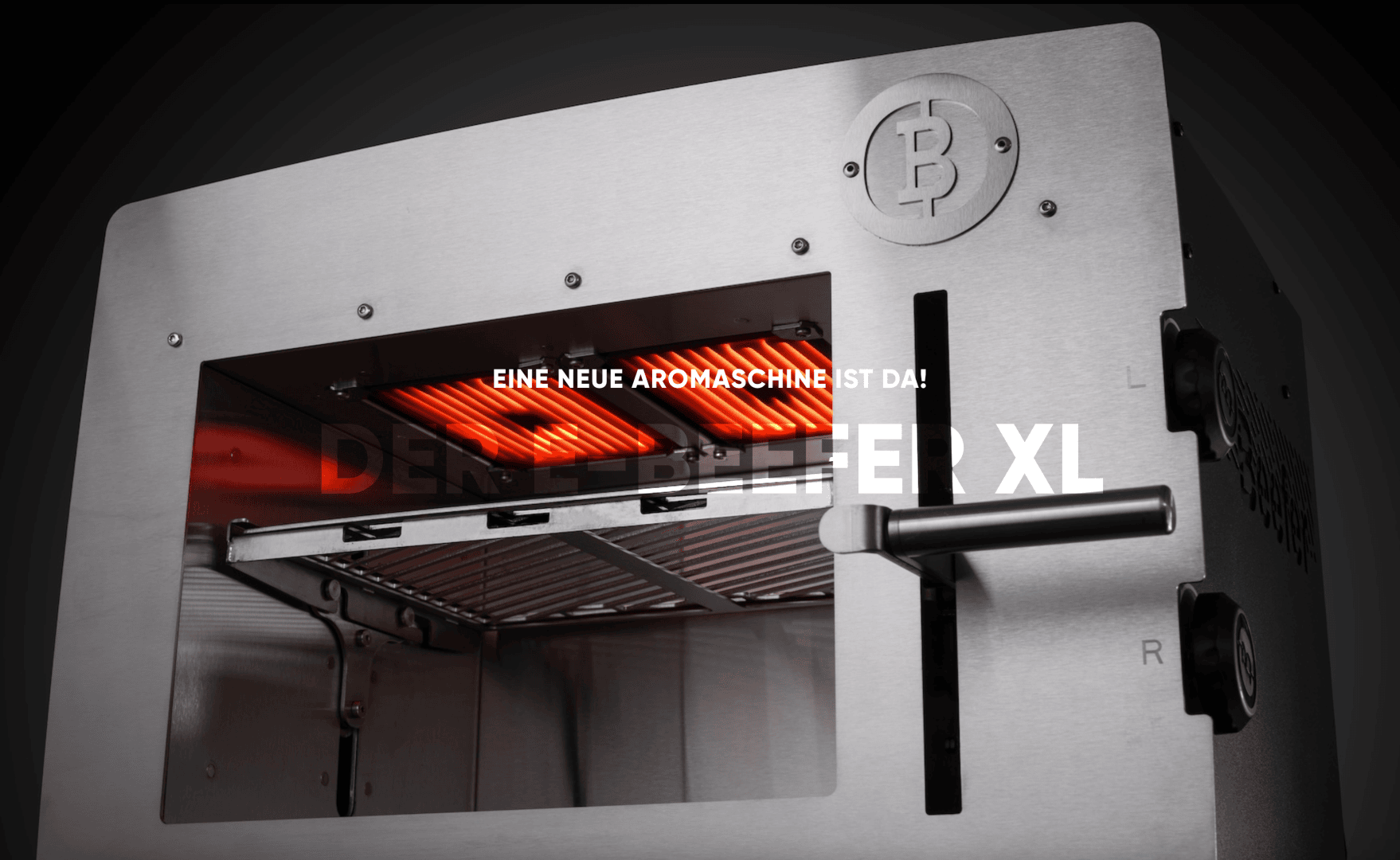 Gros plan sur un gril ou un poulet de chair en acier inoxydable avec des éléments chauffants visibles et chauffés au rouge à l'intérieur. Le texte allemand sur la fenêtre dit : EINE NEUE AROMAMASCHINE IST DA ! LA BEEFER XL.