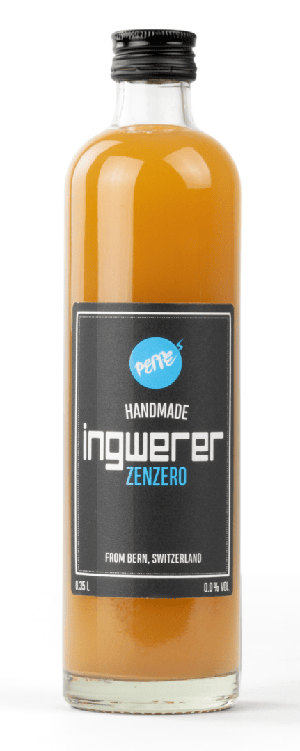 Eine klare Glasflasche mit hellbrauner Flüssigkeit, beschriftet mit „Peppe Handmade Ingwerer Zenzero“. Das Etikett weist außerdem auf die Herkunft aus Bern, Schweiz, 0,35 l Inhalt und 0,0 Vol.-% Alkohol hin.