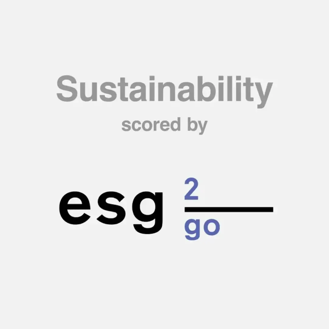 Das Wort Sustainability ist in großen grauen Buchstaben dargestellt, darunter steht das Zeichen by. Darunter steht esg in schwarzer Schrift, gefolgt von einer blauen 2 oberhalb einer horizontalen Linie und go in blauer Schrift unterhalb der Linie.