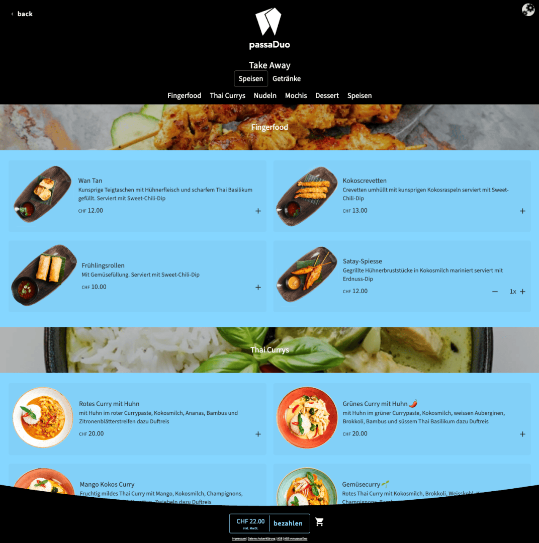 Screenshot der Online-Speisekarte aus dem Bestelltool passaOrder eines Restaurants zum Mitnehmen mit den Rubriken Fingerfood und Thai Curry, mit Namen der Gerichte, Beschreibungen, Bildern der Speisen, Preisen in CHF und blauem Hintergrund. Am unteren Rand befindet sich eine Zahlungsleiste.
