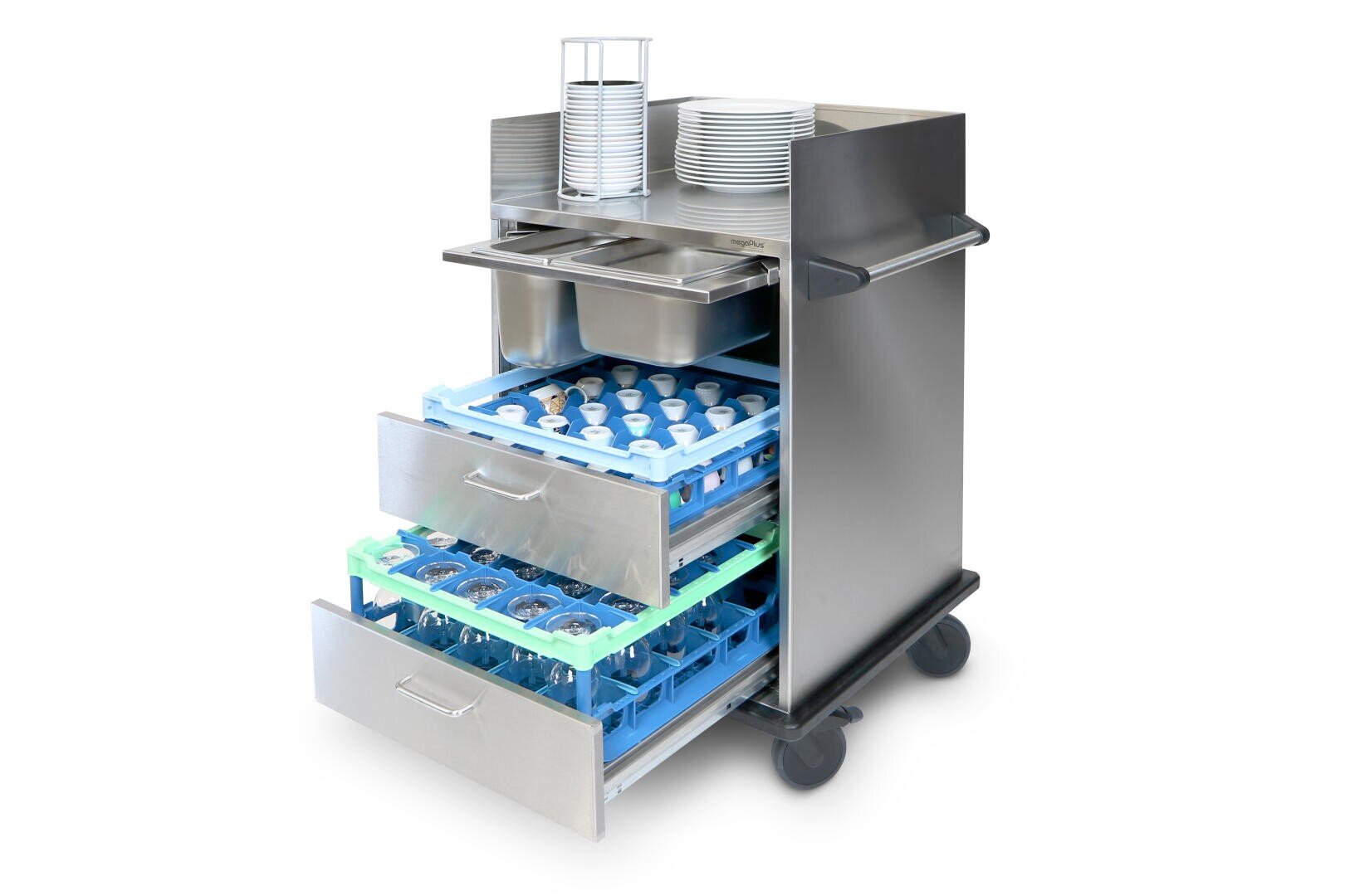 Un chariot de service en acier inoxydable avec trois tiroirs ouverts contenant des plateaux avec des verres, des assiettes et des tasses propres. Au-dessus, des assiettes, des tasses et un verre d'eau sont empilés. Le chariot repose sur des roues et est donc mobile.