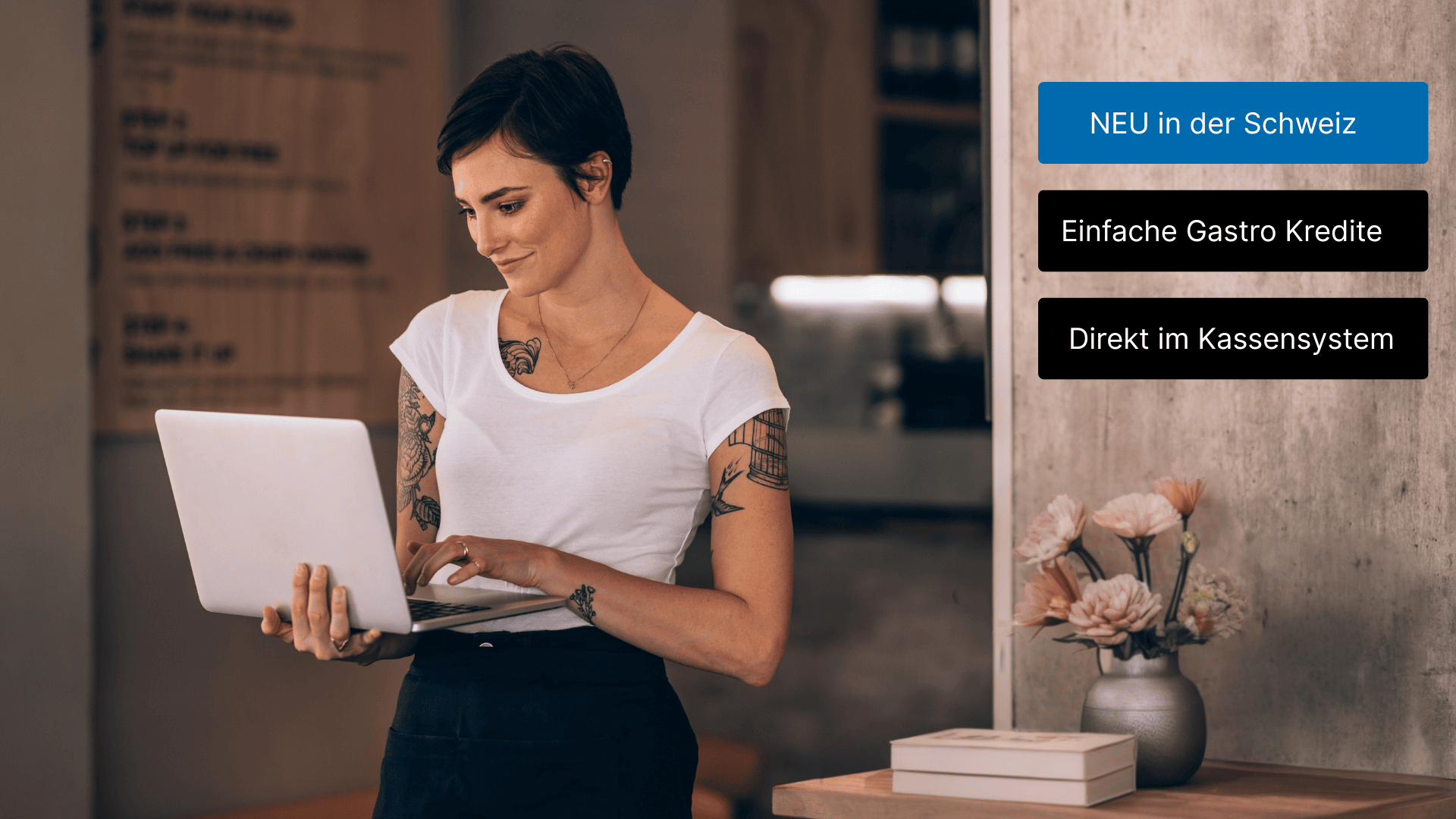 Eine Frau mit kurzen Haaren und Tattoos, die ein weißes T-Shirt und eine Schürze trägt, benutzt einen Laptop in einem Café. In deutschen Textboxen stehen: NEU in der Schweiz, Einfache Gastro Kredite und Direkt im Kassensystem.