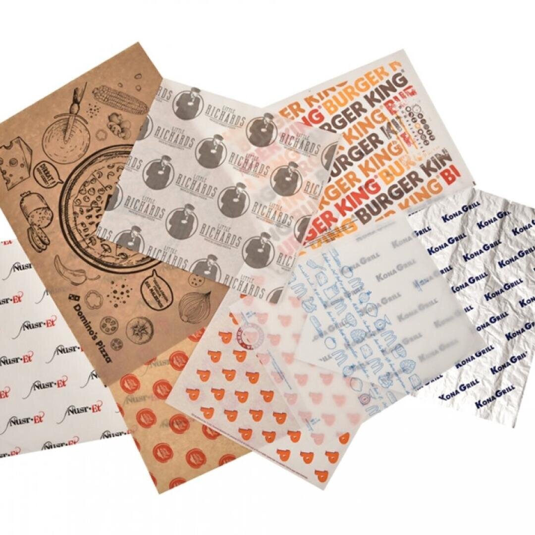 Auf einem weißen Hintergrund sind mehrere Bögen Markeneinwickelpapier mit verschiedenen Logos, Designs und Mustern von verschiedenen Restaurants überlappend angeordnet.