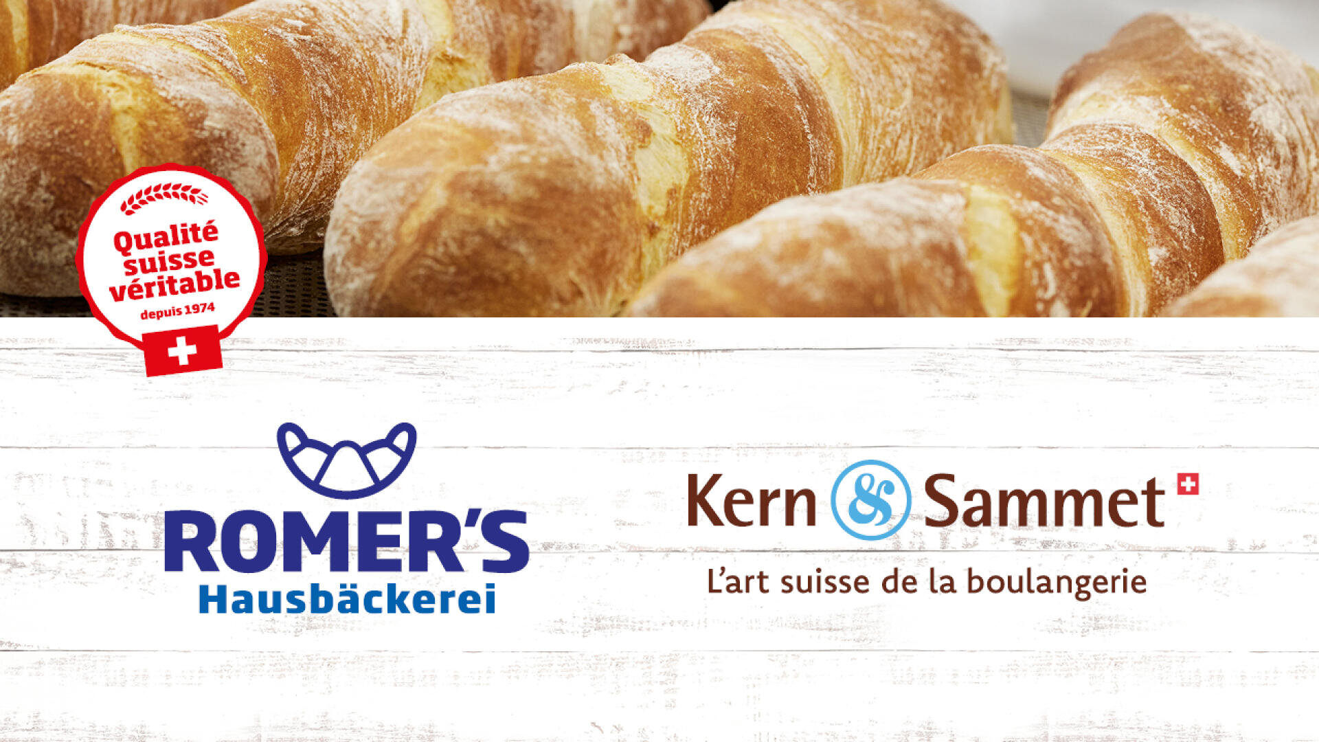 Des baguettes fraîchement cuites à la croûte dorée sont présentées au-dessus des logos de Romers Hausbäckerei et de Kern & Sammet, deux boulangeries suisses, avec un label de qualité rouge indiquant "Qualité suisse véritable".