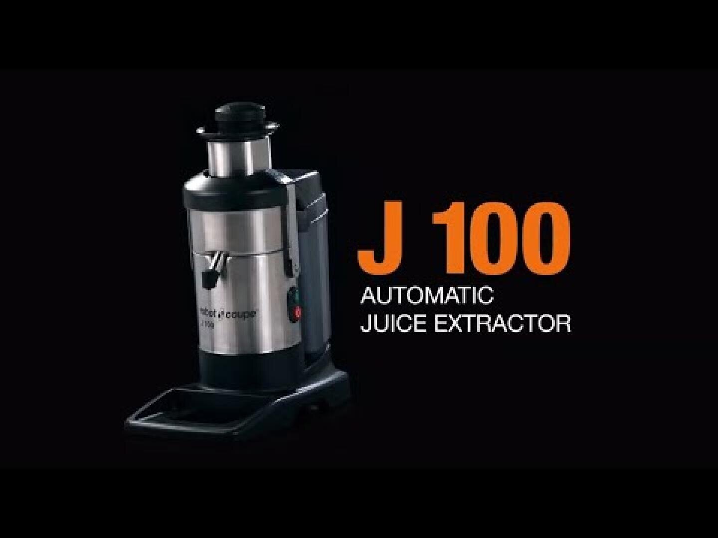 Eine automatische Saftpresse aus Edelstahl mit der Aufschrift J 100 ist vor einem schwarzen Hintergrund abgebildet, daneben steht in Orange und Weiß der Text J 100 AUTOMATIC JUICE EXTRACTOR.