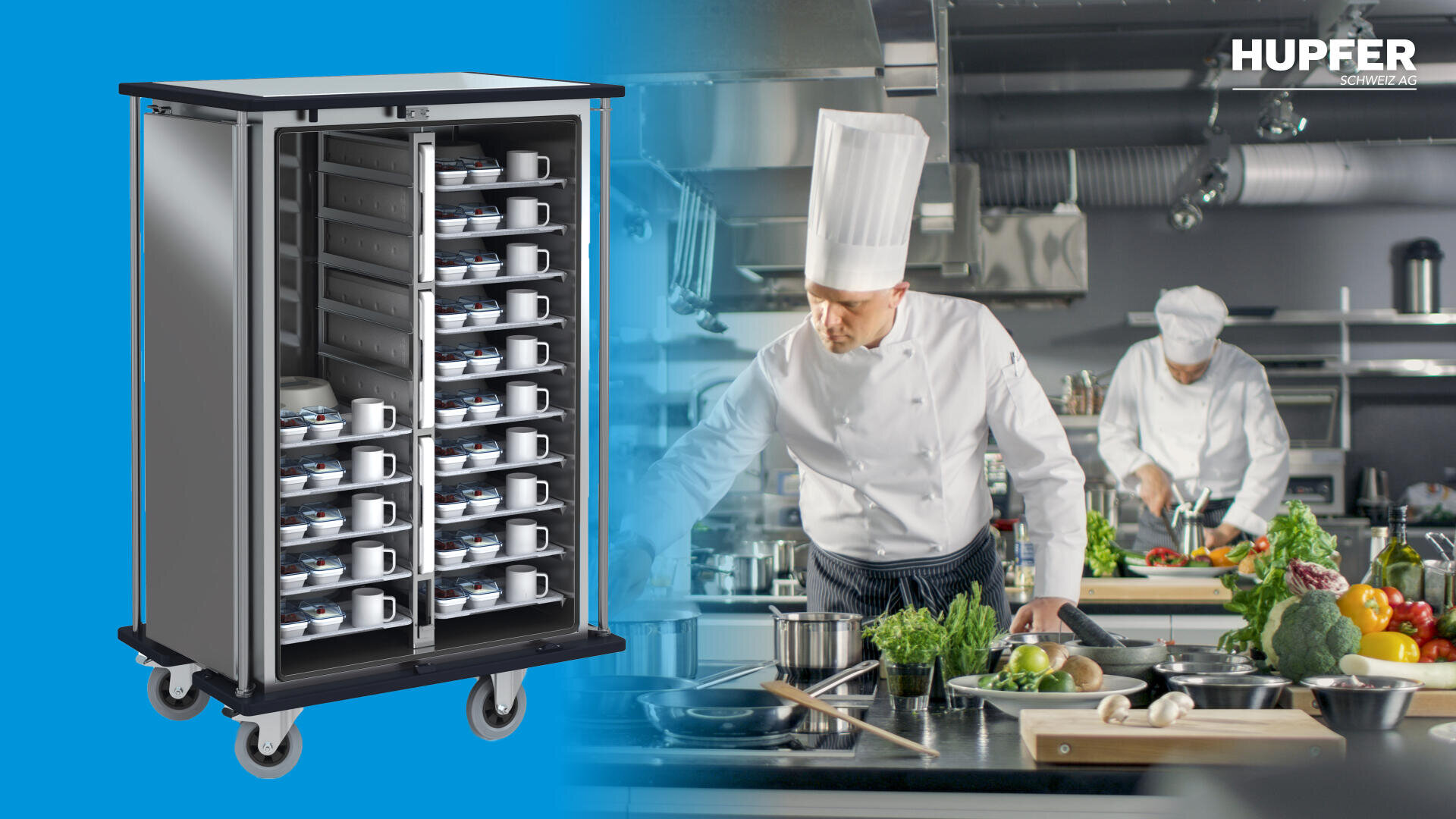 Im Vordergrund steht ein Wagen aus rostfreiem Stahl, der mit gestapelten Tassen und Untertassen gefüllt ist. Im Hintergrund bereiten zwei Köche in weißen Uniformen in einer geschäftigen Großküche Speisen zu. In der oberen rechten Ecke erscheint der Schriftzug Hupfer.