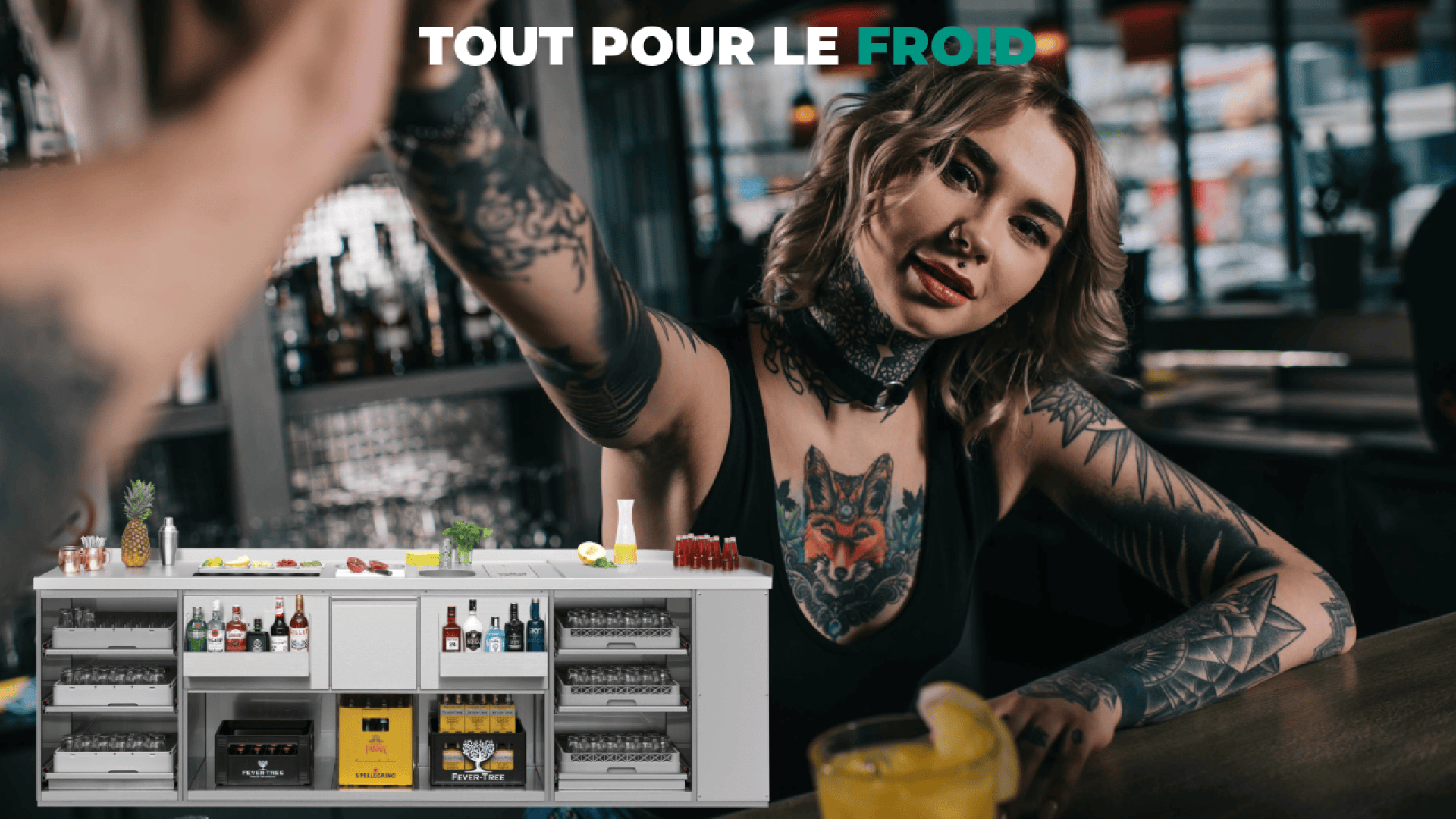 Un barman tatoué aux cheveux courts et au visage percé sert une boisson dans un bar. Le texte en gras en haut indique TOUT POUR LE FROID. Un équipement de bar réfrigéré est présenté en bas.