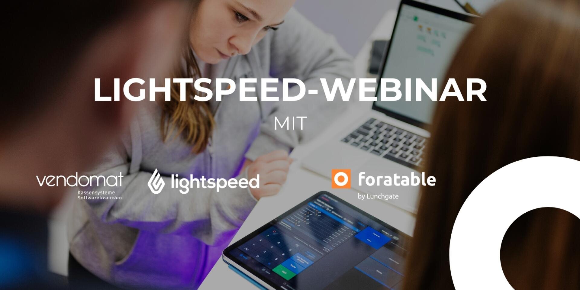 Ein Werbebild für das Lightspeed-Webinar mit sichtbaren Logos von Vendomat, Lightspeed und Foratable. Im Hintergrund arbeiten Menschen an Laptops und einem Tablet an einem Schreibtisch.