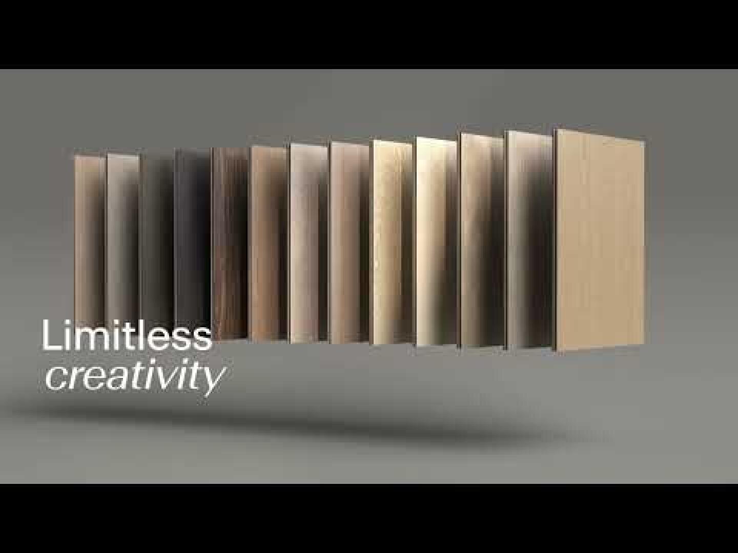 Des panneaux verticaux de différentes finitions en bois flottent en ligne sur un fond gris. Le texte blanc à gauche indique : "Limitless creativity" (créativité sans limites).