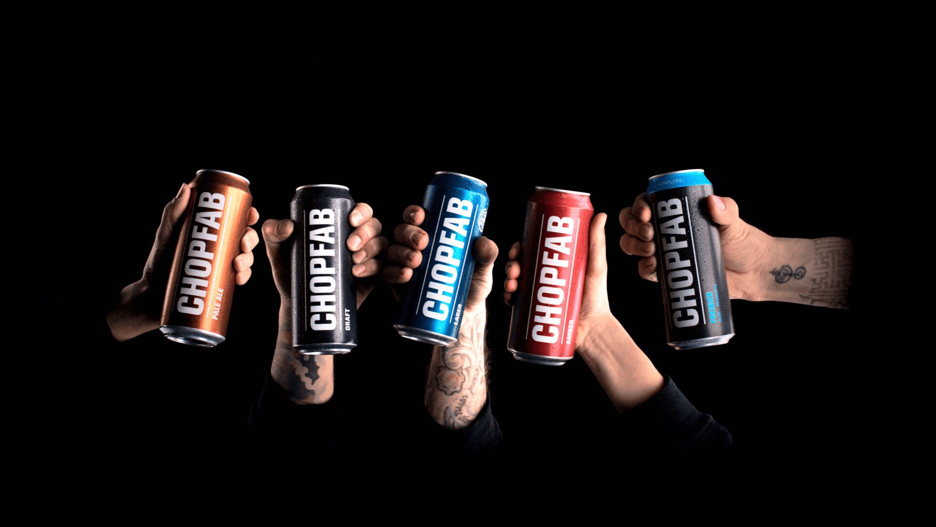 Fünf tätowierte Hände halten jeweils eine andersfarbige Dose CHOPFAB-Bier vor einem schwarzen Hintergrund und präsentieren verschiedene Geschmacksrichtungen: braun, orange, schwarz, blau und rot.