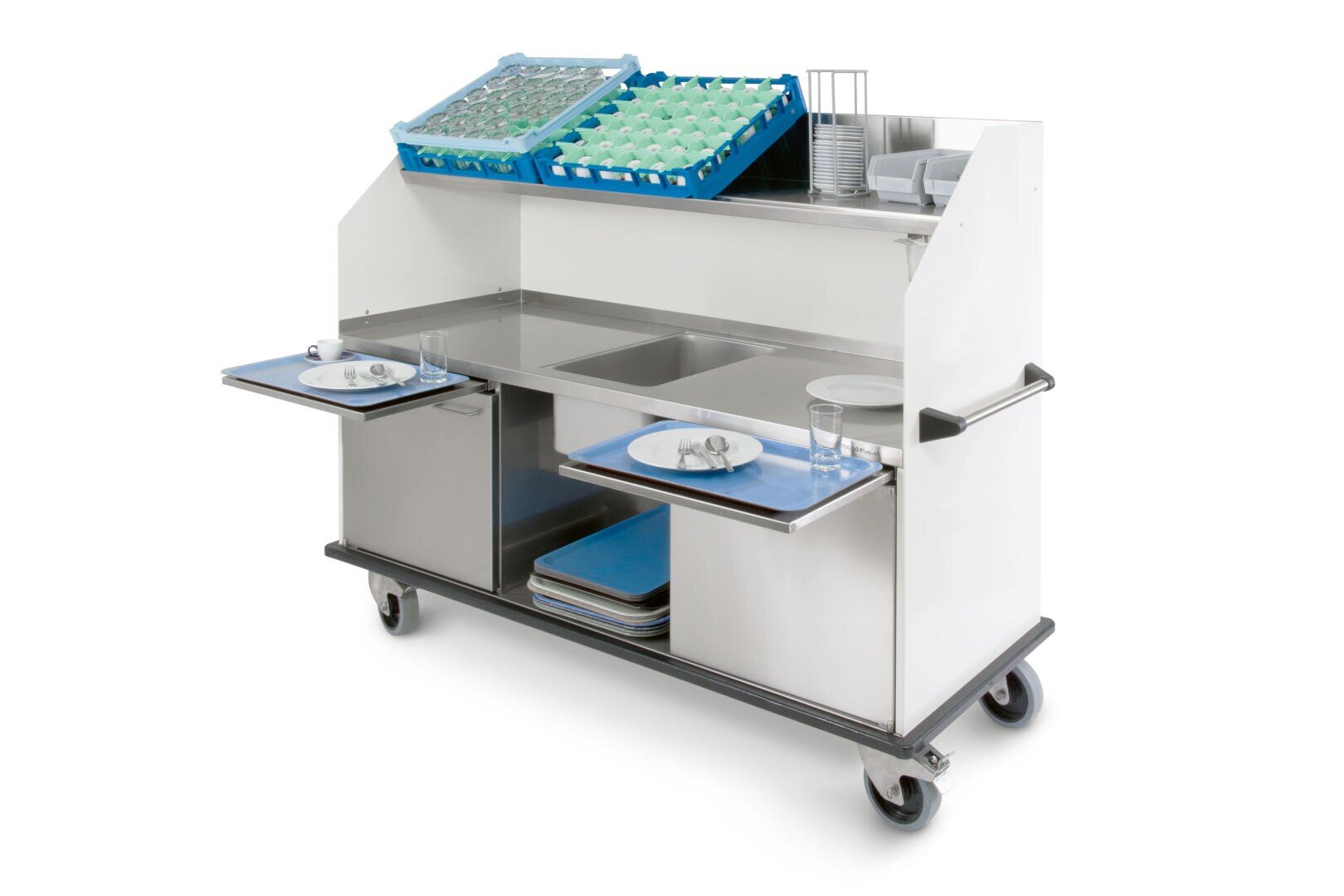 Une station de lavage mobile avec des roues, trois éviers, des étagères pour les verres et les assiettes propres, des plateaux bleus en dessous et des tables d'appoint dépliables avec de la vaisselle et des tasses.