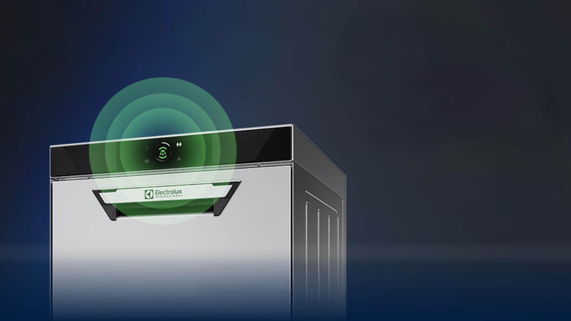 Un lave-vaisselle Electrolux argenté avec un panneau de commande noir émet des ondes de signal sans fil vertes par le haut, indiquant une connexion Smart ou Wi-Fi, sur un fond bleu foncé.
