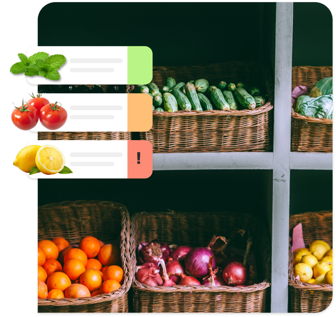 Sechs Weidenkörbe, gefüllt mit frischem Obst und Gemüse wie Gurken, Orangen und Zwiebeln, sind auf Regalen gestapelt. Darüber liegen illustrierte Etiketten mit Abbildungen von Minze, Tomaten und einer Zitrone, jeweils mit grünen, orangen und roten Akzenten.