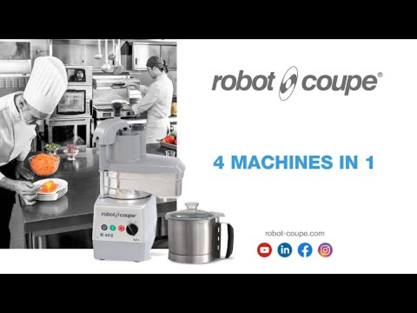 Un chef cuisinier prépare des plats dans une cuisine professionnelle. Au premier plan, on peut voir un robot de cuisine Robot Coupe avec le texte 4 Machines en 1 et des icônes pour les médias sociaux sous le logo de la marque.