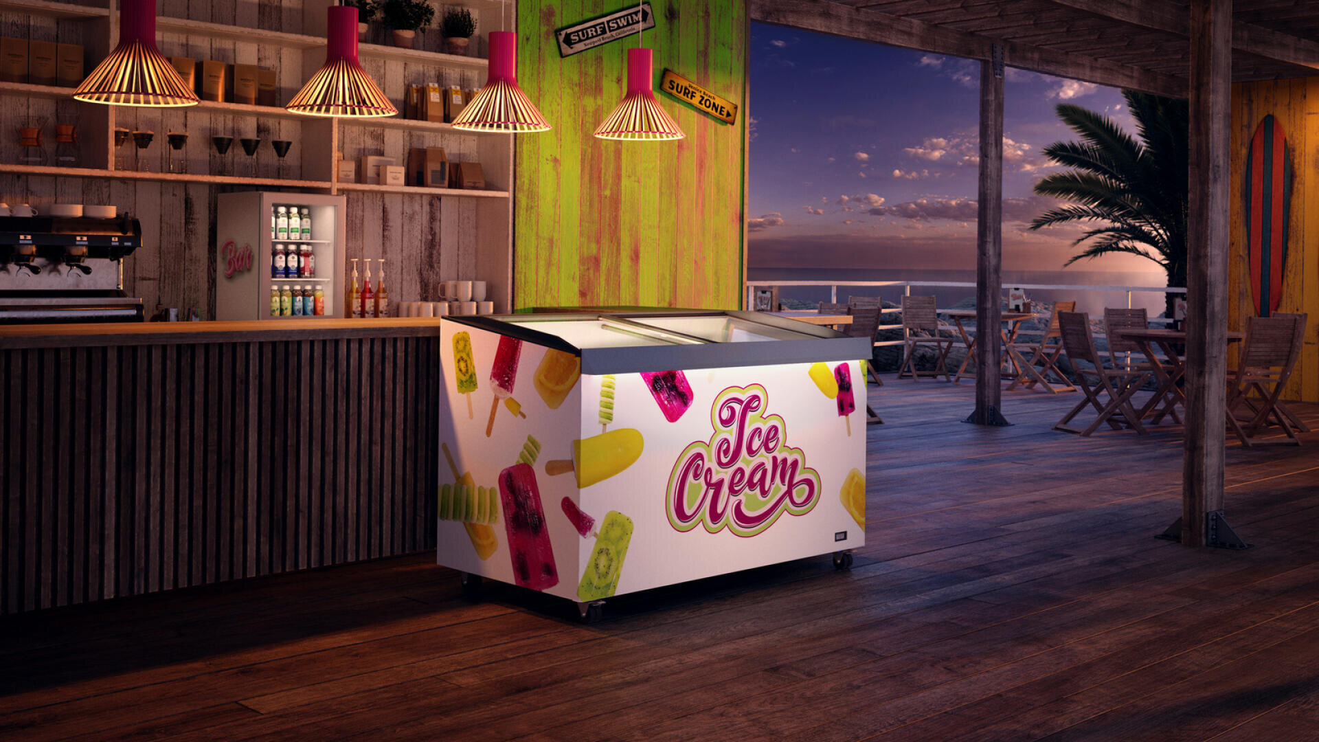 Ein gemütliches Strandcafé bei Sonnenuntergang mit einer farbenfrohen Eistruhe mit bunten Bildern von Eis am Stiel und dem Schriftzug Ice Cream, Holztischen und -stühlen, Surfbrettern und einem Blick auf das Meer im Hintergrund.