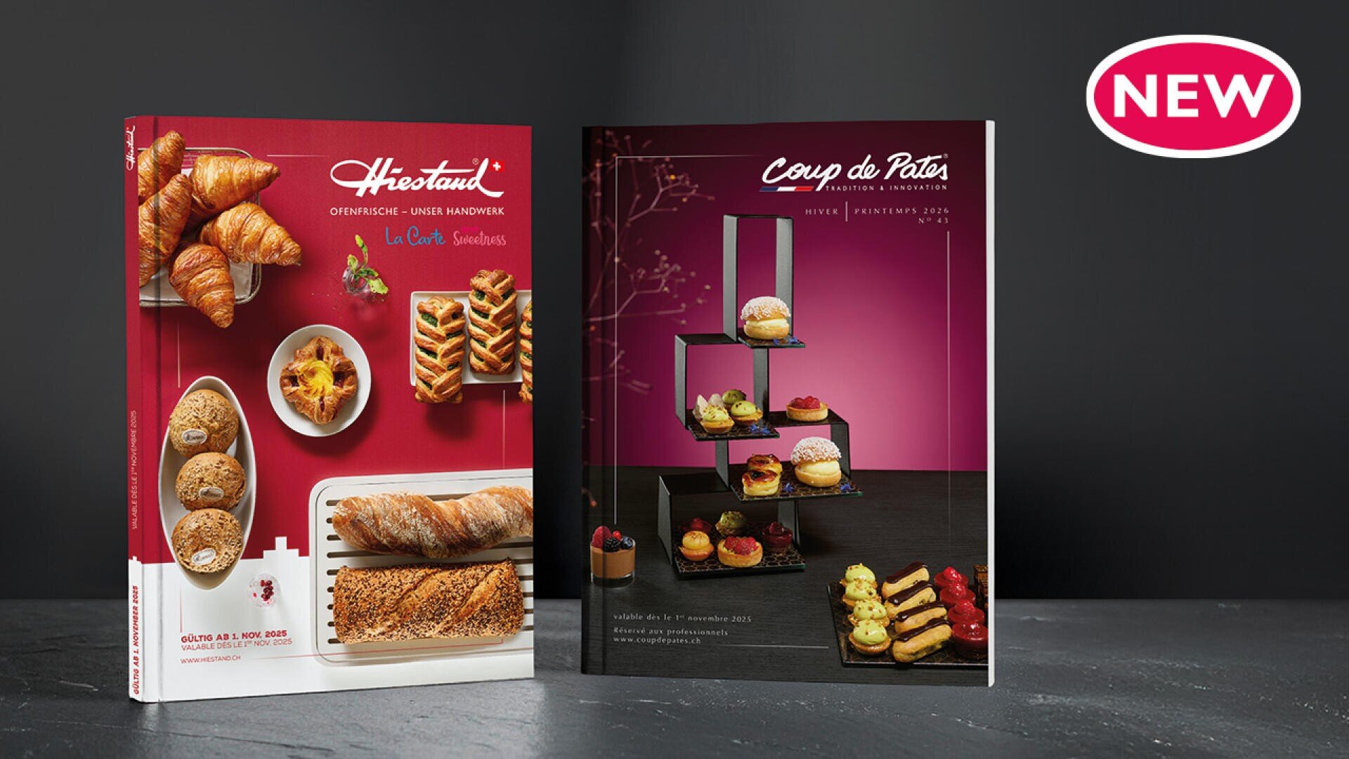 Zwei Kataloge mit Backwaren stehen auf einer dunklen Fläche. Das linke Cover zeigt eine Auswahl an Brot und Gebäck auf einem roten Hintergrund. Das rechte Cover zeigt elegante Desserts in mehrstöckigen Displays auf einem magentafarbenen Hintergrund. Darüber erscheint ein Etikett NEU.