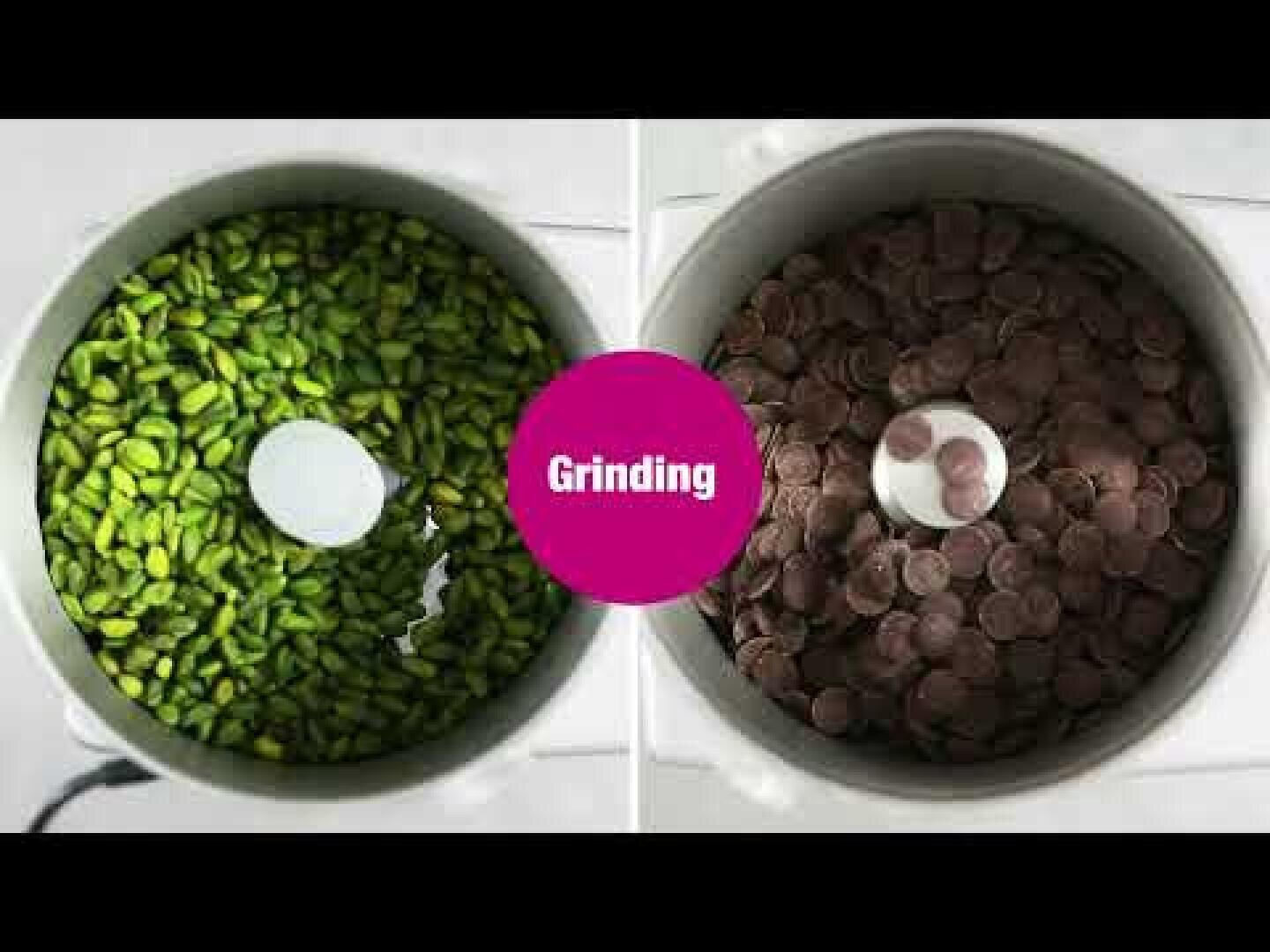 Nebeneinander abgebildet sind eine Mühle mit grünen Kardamomkapseln auf der linken Seite und eine mit Schokoladenstückchen auf der rechten Seite, wobei in der Mitte in einem rosa Kreis "Grinding" steht.